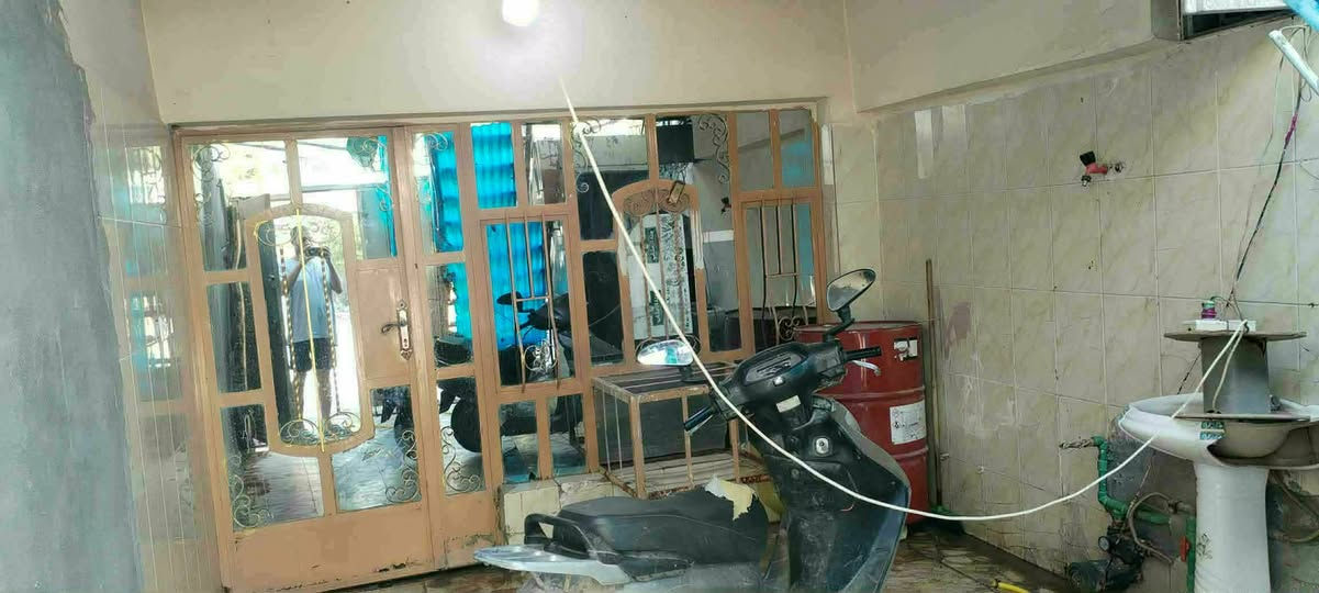 🏡 نص قطعة للبيع – فرصة استثمارية مميزة 🏡
📍 الموقع: مدينة الصدر – قطاع 20
📍 على شارع 60 مقابل الاستدارة، والشارع حالياً قيد الإعمار والتطوير.

✅ نص القطعة عبارة عن:
• بيت بالطابق الأرضي.
• بيت بالطابق الأول.
• مناسبة للاستثمار أو إعادة البناء (تفليش).

💰 السعر: 125 مليون دينار فقط
⭐ من أرخص الأسعار على شارع 60.

📞 للاستفسار والتواصل:
***********

سارع بالحجز قبل البيع، فالفرص المميزة لا تدوم.
