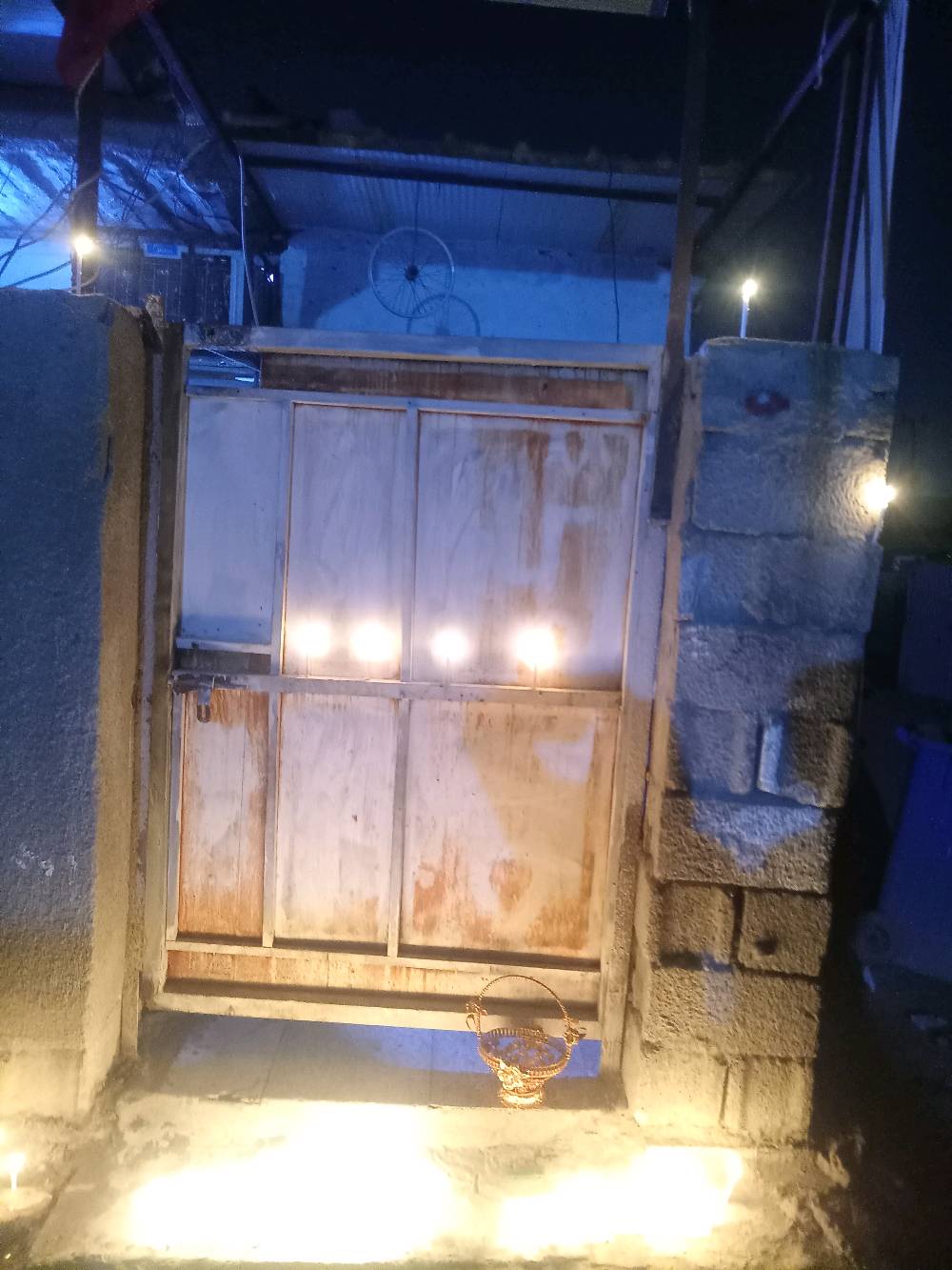 اغراض للبيع بغداد زعفرانيه المكيف ٣٠٠ الباب ب٥٠ المكينه٧٥ هي والميز شغال نضيف ولا حاجه متشتغل او مصلحه افحص واخذ الغساله ب٥٥ دايركسو ن ب٨٠