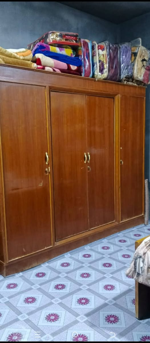 سلام عليكم توجد غرفه نوم خشب عراقي حطاطه السعر 550 وبي مجال ***********
