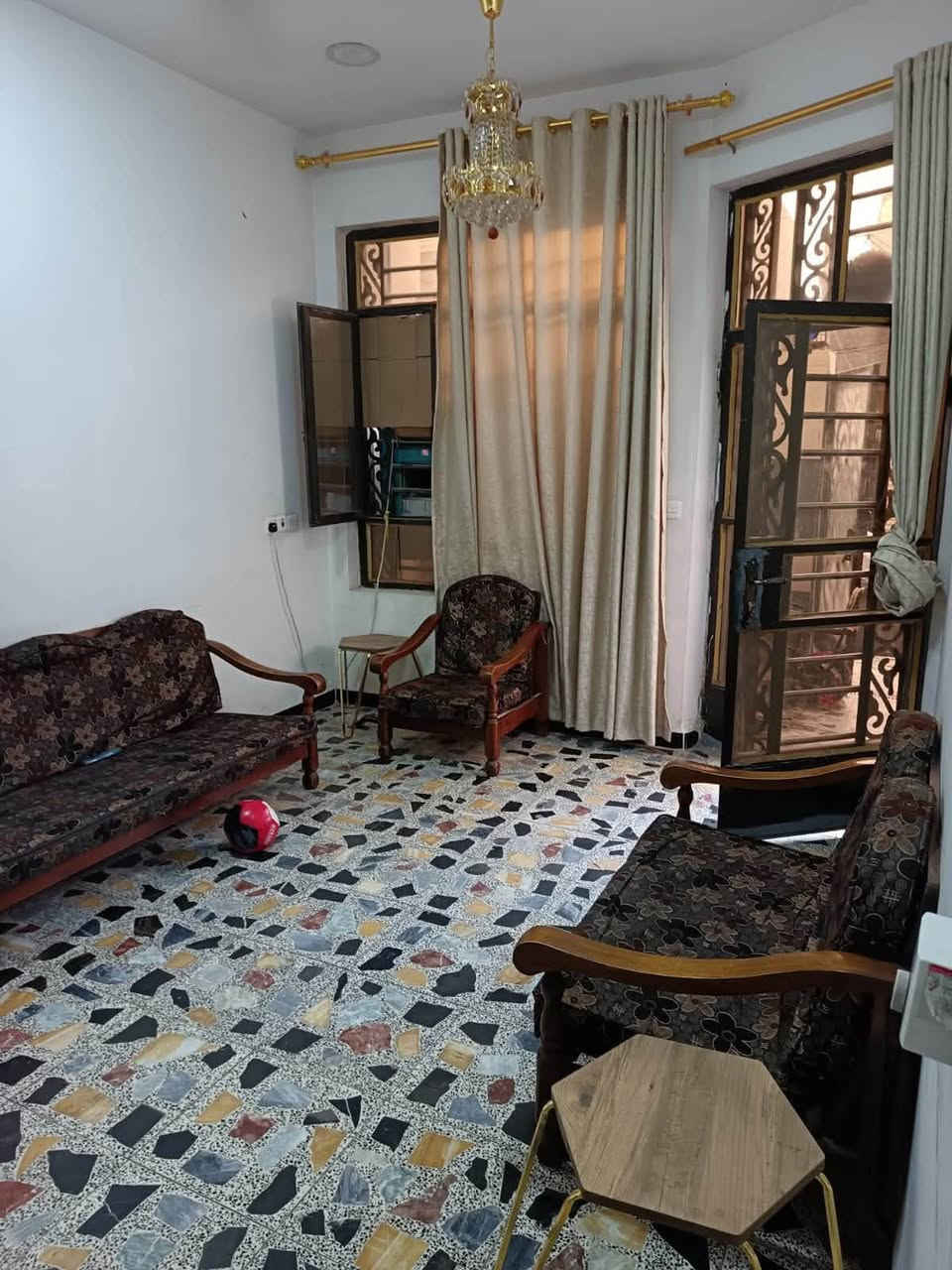 السلام عليكم دار للبيع المساحه 100 الواجه5 النزال 20 يحتوي على ثلاث غرف نوم او صاله او مطبخ او صحيات حي جهاد. الطائي. للاستفسار ***********. سعر مناسب.
