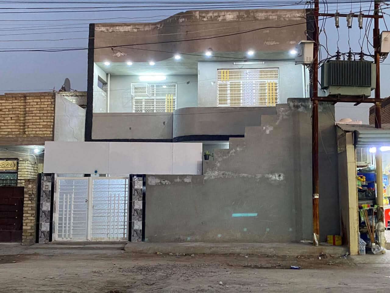 🏡 بيت حديث للبيع في الزعفرانية (السدة)
 المساحة: 180 متر (بناء حديث، ماء مستمر).
 الملكية: طابو زراعي (سند 25).
 الميزة: درج داخلي + درج خارجي (إمكانية فصل الطابقين بسهولة).
🔹 الطابق الأرضي:
طارمة، استقبال، صالة، غرفتين نوم، (2) ترك، (2) صحيات.
🔹 الطابق الثاني:
3 غرف نوم (واحدة سويت بحمام داخلي)، صالة، صحيات، بلكونة، سطح أول + سطح ثاني.
 للتواصل والاستفسار: ***********
سعر: 170
