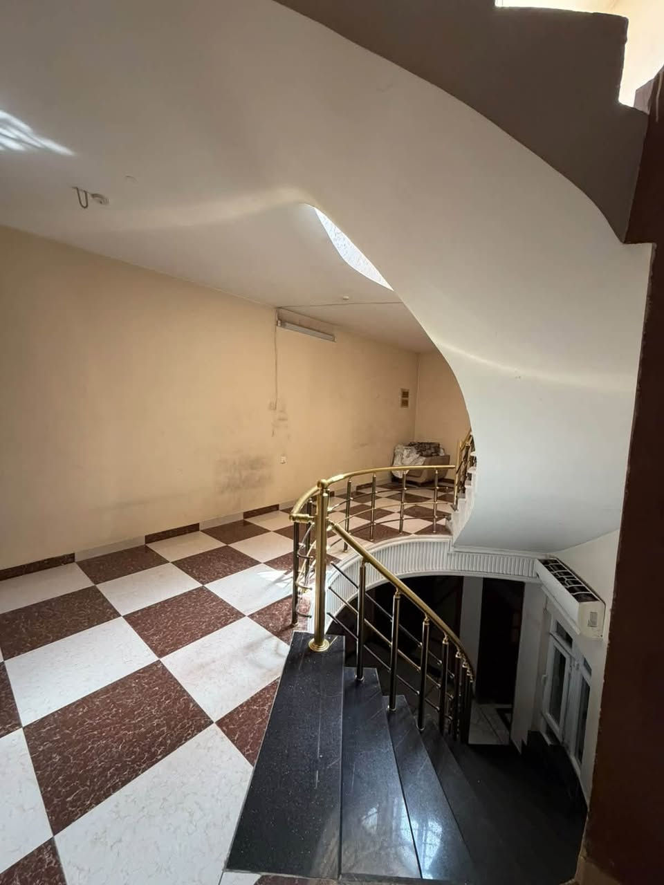 🏠 للإيجار في السيدية – شارع الخيزران

📐 المساحة: 150 متر

✨ العقار يتكون من:
• كراج
• 3 غرف نوم
• صالة
• مطبخ
• خدمات صحية
• هول داخلي بطابقين
• مجهز بسبالت
• مطبخ مجهز
• غرفة نوم مجهزة

💰 الإيجار: مليون و400 ألف دينار

📍 الموقع: السيدية – شارع الخيزران

📞 للاستفسار والتواصل:***********
