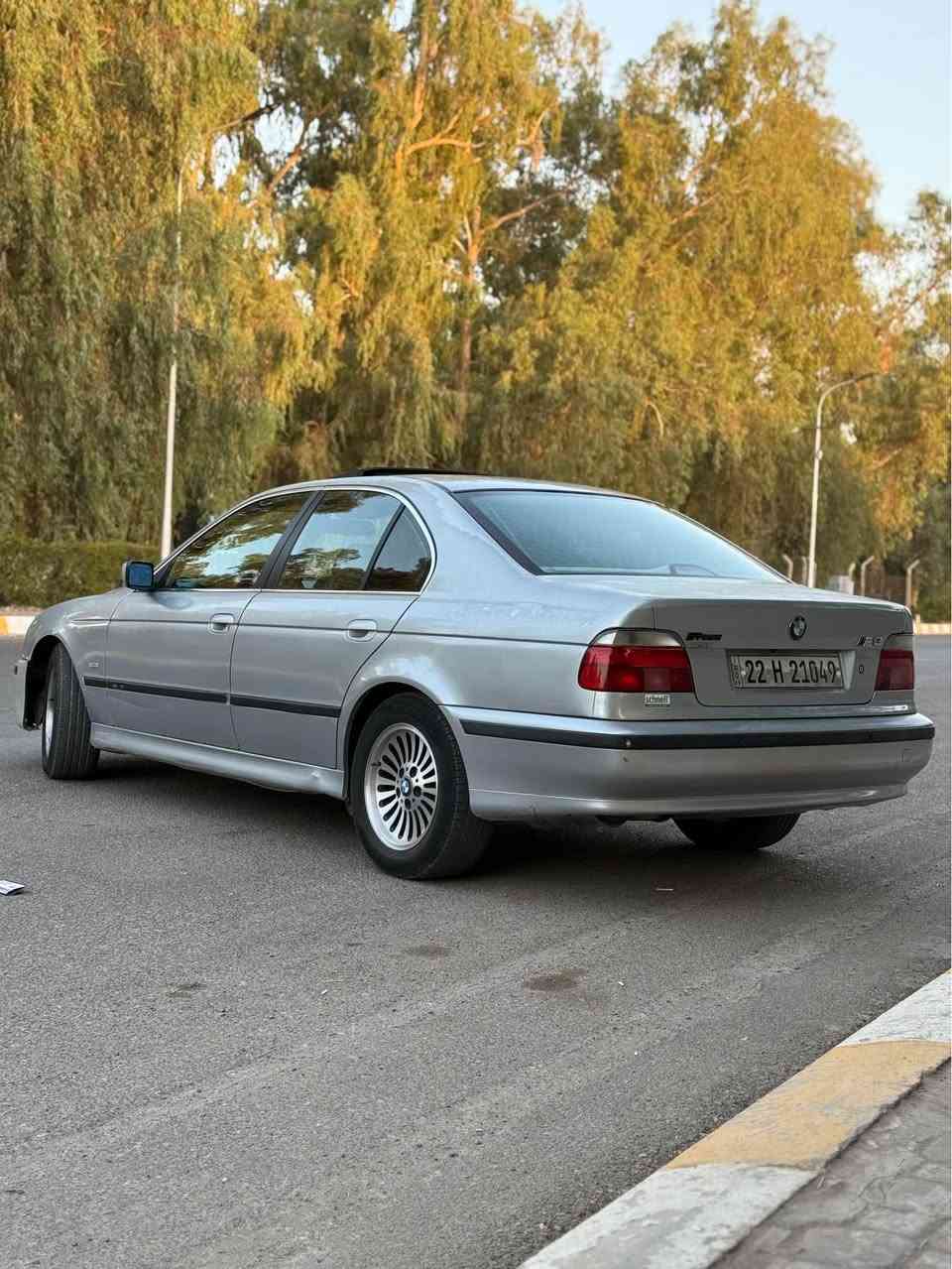 سلام عليكم bm 528 
موديل 1996 اصل 528
بدون صبغ بيها تبديل جاملغ واحد فقط وتعديل شبر بالبدنة جوا جامرلغ السكن
كير محرك تبريد كله بشرط 
داخلها لوك غرفة جديدة اوربية قبل سنة شادها من كشنات ودشبول وبردات مال ابواب كله جديد 
كشنات جلد اسود كهربائي ١٨ حركة 
بردة خلفية بلادية كهربائية شغالة 
سقف سلايد لايتات عدسة ام الحلقة 
رقم اربيل بأسمنا تحويل شرط 
بطاقة بنزين موجودة 
سعر السيارة ٨٥ وبيها مجال للطيبين 
رقم الهاتف *********** عنوان كركوك كركوك, العراق
