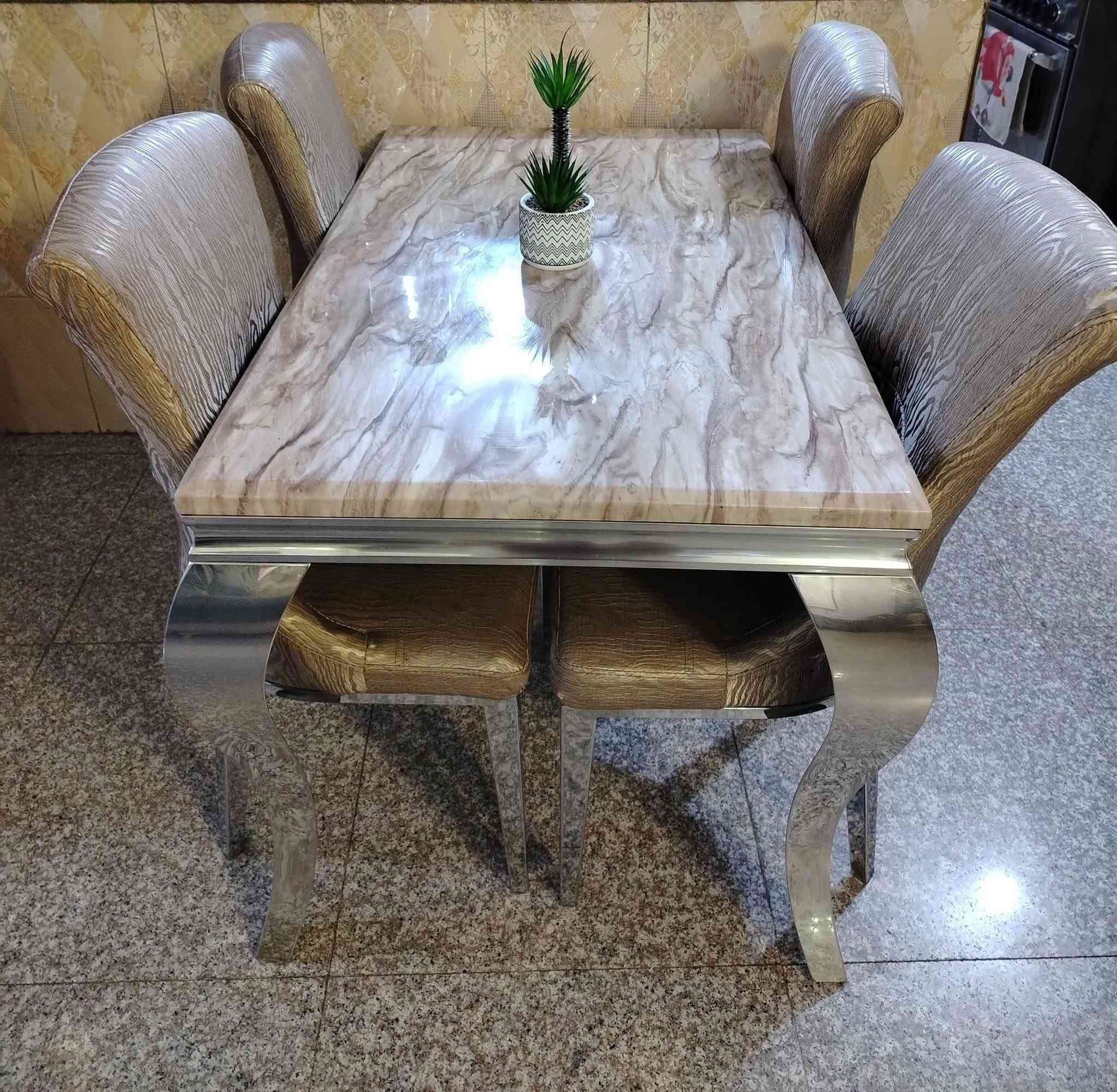 مرحبا للبيع لليدور نضيف ميز طعام تركي مرمر مع ٤ كراسي السعر ٣٥٠ مكاني الكاظميه ***********
