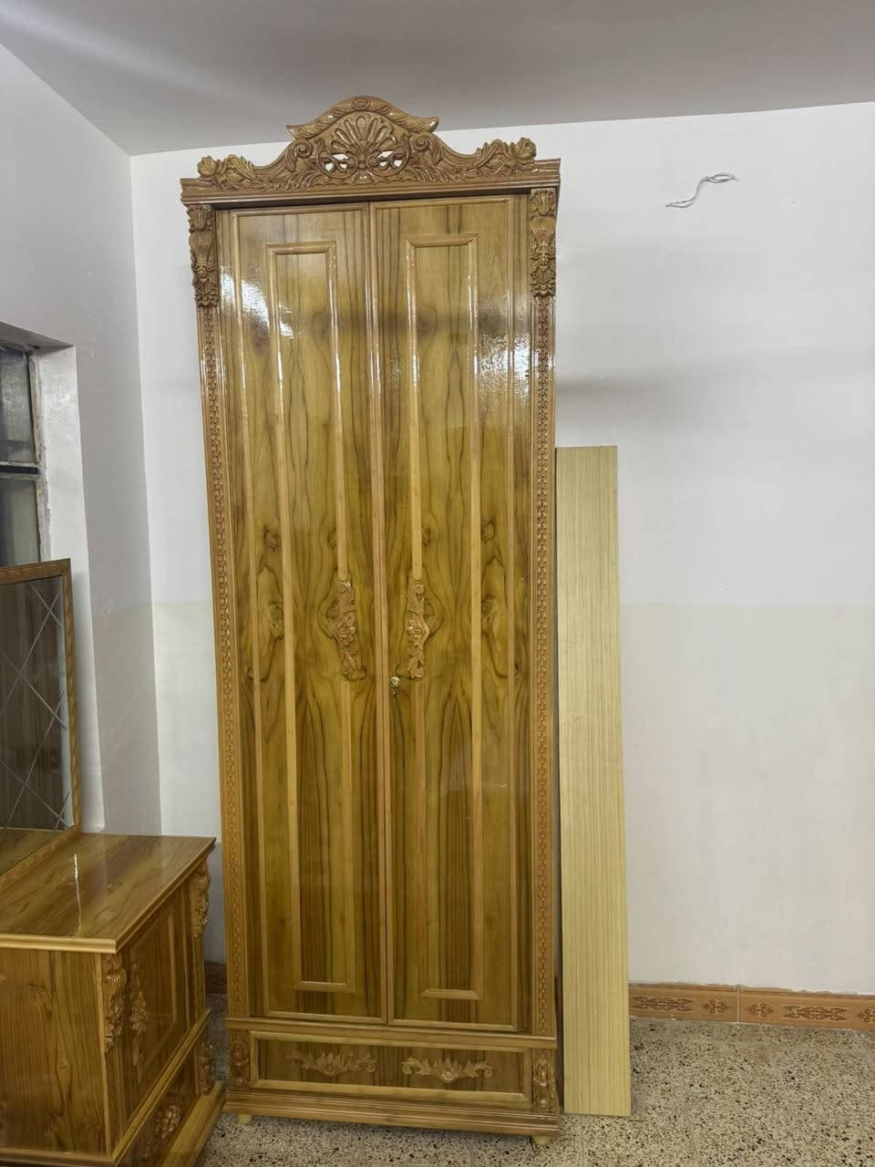 غرف خشب ثقيل داخل خارج صاج شغل درجه اوله جديد غير مستعمل يوجد جميع الفصالات لطلب والستفسار ***********
