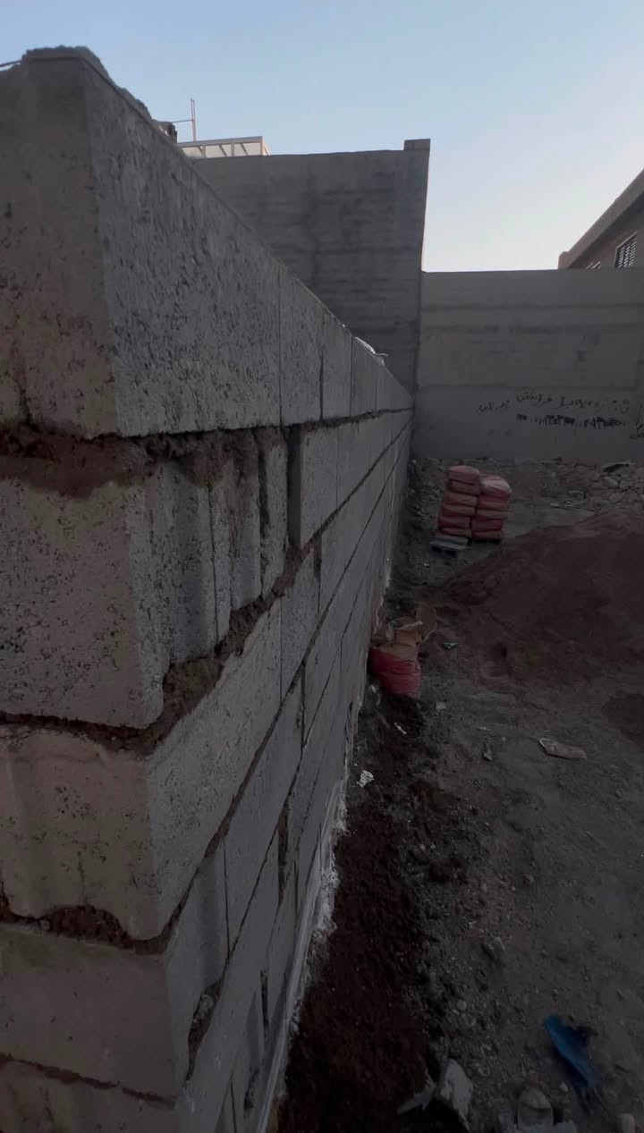 اسطه بناء متفرغ حالياً
وهاذه الواتساب فقط 

***********
