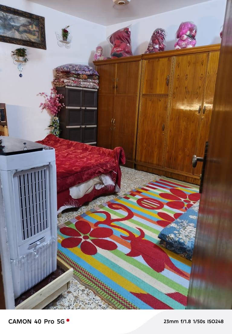 سلام عليكم بيت للبيع 100متر طابو زراعي طابق ونص بحي البساتين بشارع المصطفى قرب شارع عام الرئيسي الواجهة 9في11 يتكون من غرف نوم عدد 2 وستقبال وحولي ومطبخ وخدمات كامله سعر 140 هاتف ***********
