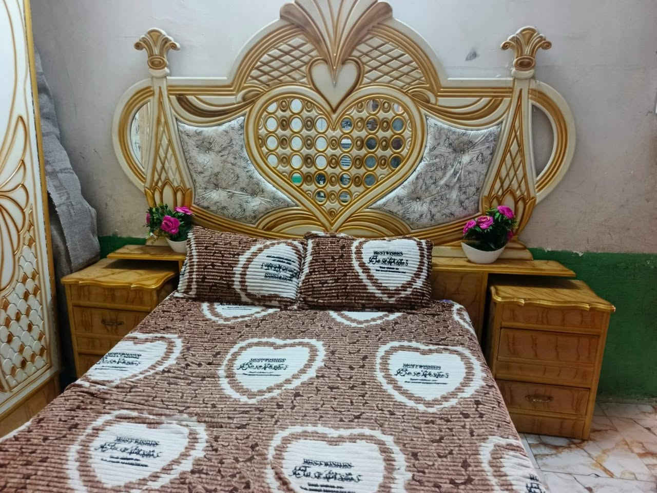 سلام عليكم غرفه اخشاب للبيع السعر خاص ***********
