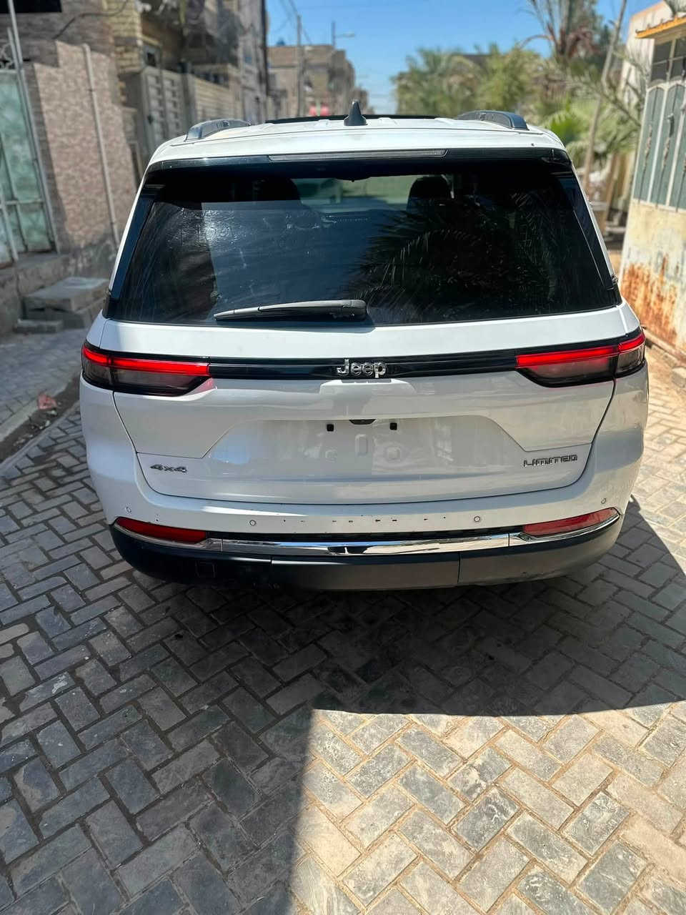 � للبيع Jeep Grand Cherokee 2023 ليمتد (LIMITED)

* 🔹 الموديل: 2023
* 🔹 اللون: أبيض
* 🔹 الحالة: حادث غرق (مصلّحة بالكامل)
* 🔹 التشغيل: شغالة بحالة جديدة
* 🔹 الدفع: 4×4
* 🔹 المحرك: 6 سلندر 3.6 لتر (حوالي 293 حصان)  
* 🔹 قير: أوتوماتيك 8 سرعات  
* 🔹 شاشة + نظام ملاحة + Apple CarPlay
* 🔹 كاميرات + حساسات أمامي وخلفي
* 🔹 فتحة سقف بانوراما
* 🔹 تبريد وتدفئة مقاعد
* 🔹 تحكم سكان + مثبت سرعة
* 🔹 نظام أمان (نقطة عمياء + مسار + تنبيه)  

📍 الموقع: بغداد
للستفسار… ***********
