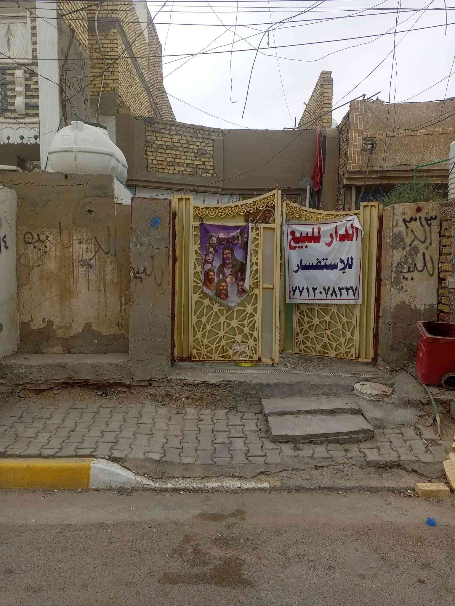 طابق ونص • غرفتين • قرب شارع المحله