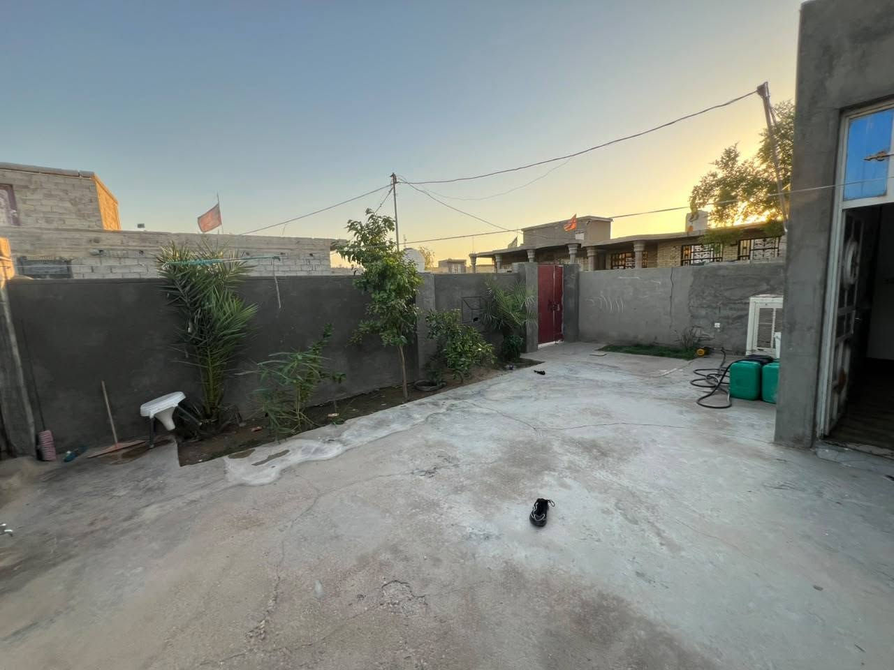 سلام عليكم خوان  هاذا البيت المساحه 205م للبيع السعر مناسب الموقع تقاطع النهروان ***********

