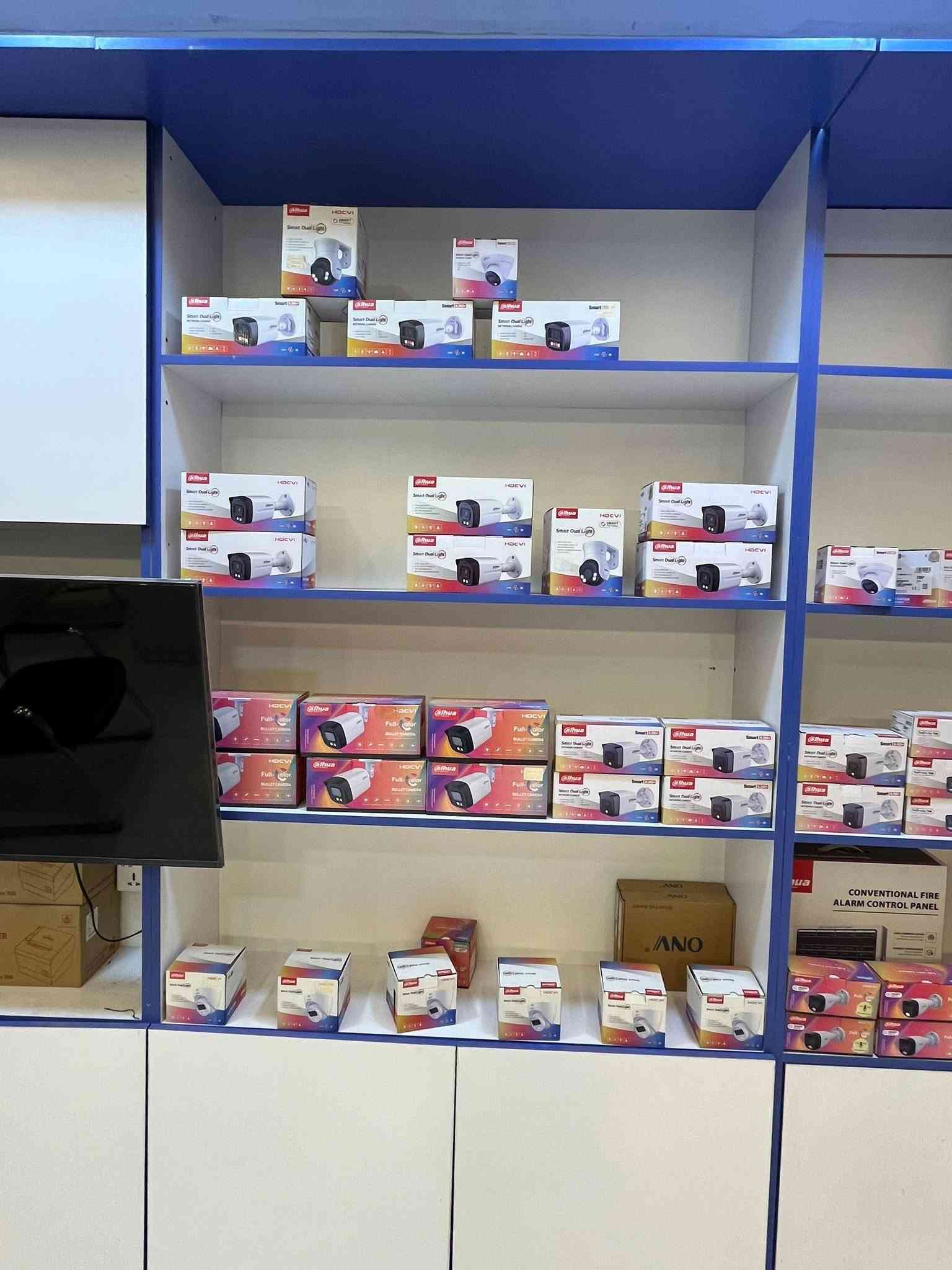 سلام عليكم 
فاترينات عدد 6 سعر الفاترينه 150الف طبعا قياس العرض135 سنتم
ميز مكتبي عدد1مع كراسي عدد2 بسعر 300الف جدد الغراض 
مكانه كربلاء للاستفسار ***********
يوجد توصيل

