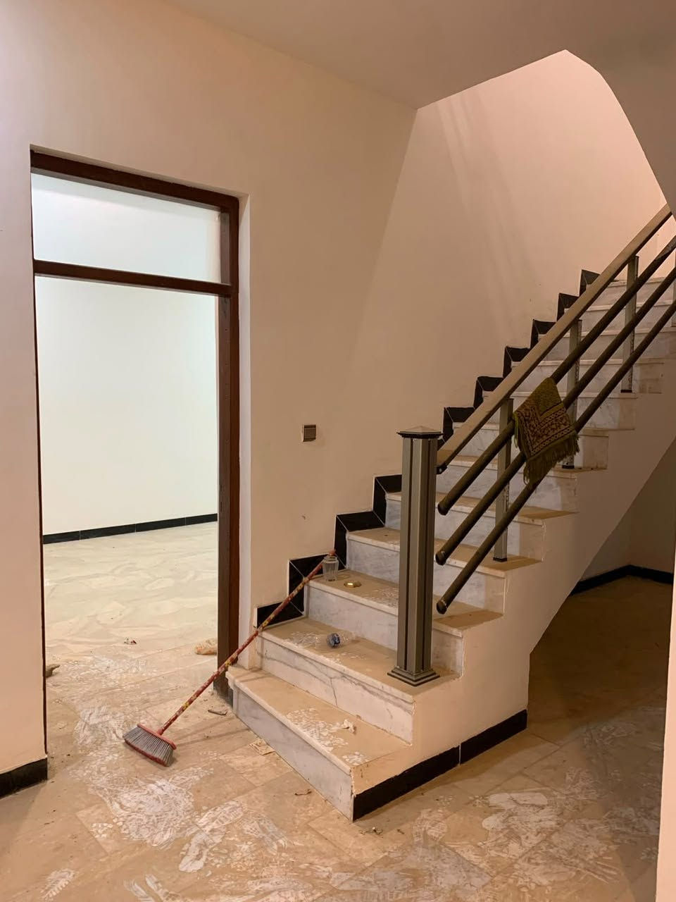 إعادة نشر بعد تحديث السعر
🏡 دار للبيع في مجمع جوهرة بغداد – حوراء بغداد
📍 الدورة / الزنبرانية – بلوك17
⭐ موقع ركن وعلى شارع 40 متر
☀️ نظام شرقي
🔹 المساحة: 200 م²
🔹 الواجهة: 10م
🔹 النزال: 20م
🔹 البناء: طابق ونصف
البيت يتضمن:
3 غرف نوم
صالة وهول واسع
مطبخ
كراج سيارة
حديقة أمامية وخلفية
✅ موافقة التنازل موجودة
✅ البيت جاهز للسكن
✅ مؤجر حالياً بـ450 ألف دينار شهرياً ومناسب أيضاً للاستثمار
💰 السعر بعد التحديث: 215 مليون دينار
تفاوض بسيط للجاد
ملاحظة: الصور مأخوذة قبل تأجير المنزل، والمعاينة متاحة للجادين بالتنسيق.
📱 واتساب:***********
