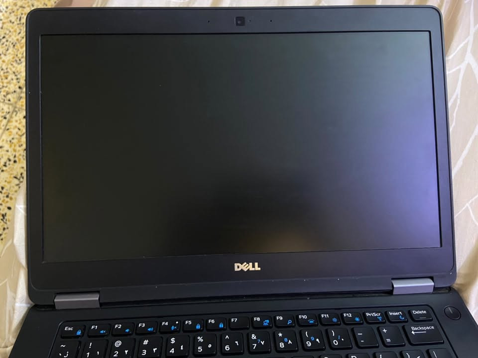 لابتوب Dell Latitude E5470 للبيع
جهاز عملي، ممتاز للدراسة، العمل، والبرامج الهندسية مثل MATLAB و SolidWorks و AutoCAD.
المواصفات:
 الشركة والموديل: Dell Latitude E5470
 المعالج (CPU): Intel Core i7-6600U (الجيل السادس)
 الرام (RAM): 8GB DDR4
 الخزن (Storage): 256GB SSD (سريع جداً)
 كرت الشاشة (GPU): كارتين شاشة
 منفصل: AMD Radeon R7 M360 (2 GB)
 مدمج: Intel HD Graphics 520
 الشاشة: 14 إنش
 نظام التشغيل: Windows 10 Pro (64-bit)
الملاحظات والأداء:
 أداء ممتاز للبرامج الهندسية والأوفيس والتصفح.
 كيبورد مريح مع زر التنقل (TrackPoint) بالمنتصف.
 يحتوي على كافة المنافذ الأساسية (USB 3.0, HDMI, VGA, Ethernet).
 الجهاز بحالة ممتازة ونظيف , استخدام اقل سنة 
السعر: 200 الف
المكان: بغداد 
للتواصل: ***********
