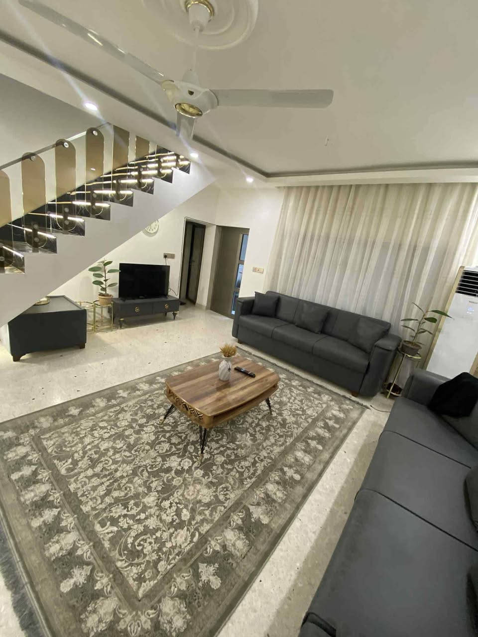 تم اعادة النشر 🏡دار للبيع طابووو صرف سند مستقل 📍في الدورة شارع 60 فرع اسواق حذيفة
مساحة 200 متر
نزال20 متر
واجهه 10 متر
يحتوي على مطبخ مفتوح على صاله واسعه وصحيات 2 واستقبال كبير وغرف نوم 3 وسطح ناصي كبير وسطح عالي وحديقه واسعه ومنور كبير 
السعر 315 وبي مجال بسيط 
للاستفسار على الرقم مع صاحب الدار على الواتساب حصراًاًا
***********📍📍📍.
