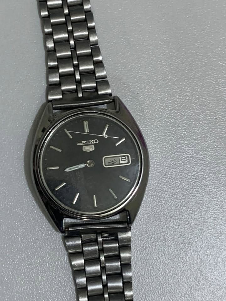ساعة سيكو 5 أوتوماتيك (Seiko 5)، مكينة يابانية أصلية، 17 حجر، وتشتغل. يُحتمل أن يكون موديلها بين 1985–1989.
مفقود القير والمينا
٣٠الف معا توصيل
واتس اب ***********
