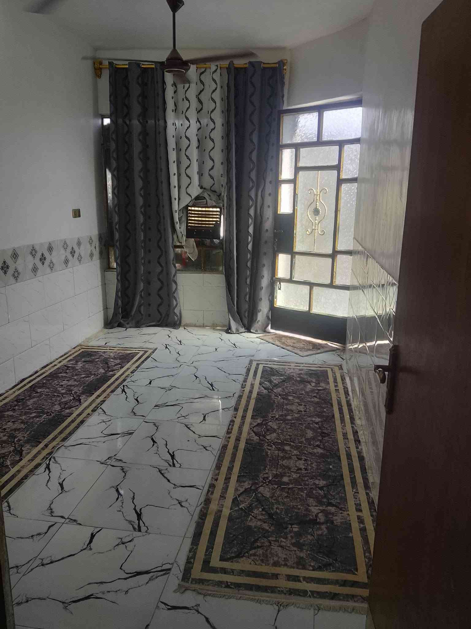 السلام عليكم بيت للبيع المساحة 100 سند 25 يتكون من استقبال مطبخ صالة غرفة أربعة بخمسة وغرغة فوك أربعة بخمسة وبيتونة وصطح ومنور للستفسار اتصل على *********** السعر مناسب
