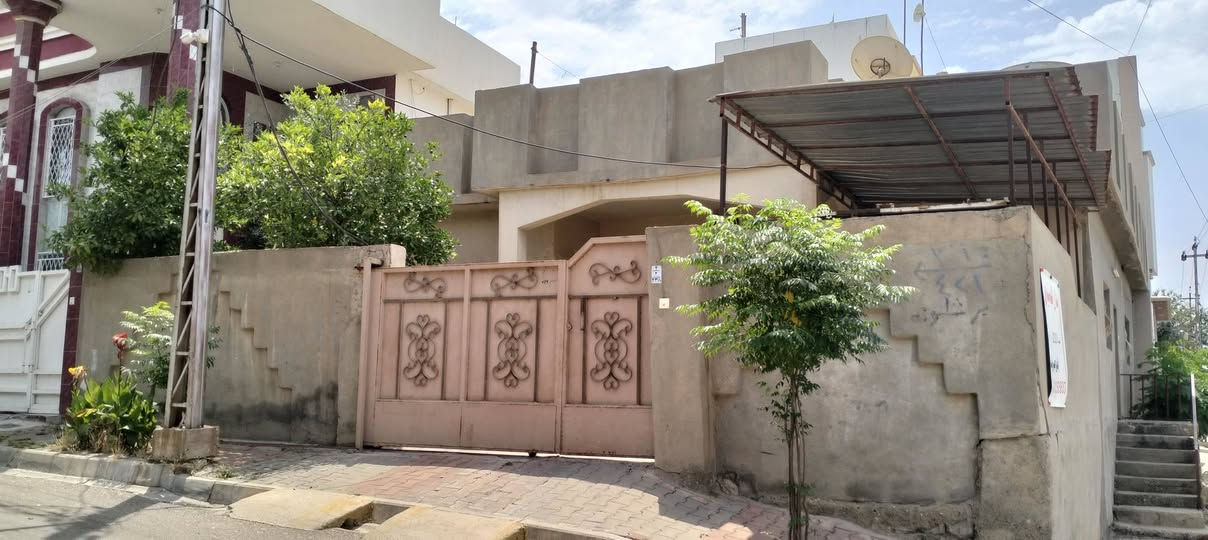 من رخصة الآدمن بيت للبيع ركن مساحته 233 متر طابو صرف بأسم شخص واحد  طريق بغداد خلف اعدادية الوليد قريب على رئاسة الصحة للمعلومات الاتصال على الرقم (***********)
