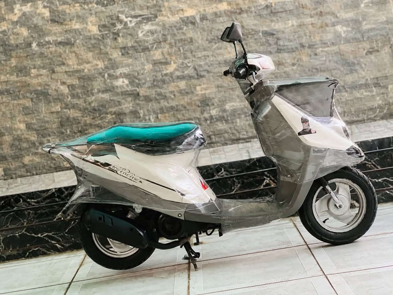 🛵 ياماها (Yamaha) حجم ٦٠ — بدون أي نقص، كلشي بلاد!
يا ولد، دراجة حيل نظيفة وما تصرف، للبيع:

⚙️ المواصفات:

 المحرك: ما ملعوب بيه، كبس بلاد وعلى الشرط.

 الأغراض: الكابريتر، الصنصة، الشوتة، الفيت مبم، والدعاميات كلهن بلاد (لا بيهن فطر ولا كسور).

 الكهربائيات: شغال من الدعامية للدعامية، الدشبول والأجهزة كلهن شغالين.

 الإضاءة: شديله لايت زينون حيل قوي.

 التايرات والبريكات: التايرات جُدد (لوك)، والبريكات كلش مضبوطة.

📝 ملاحظة: الدراجة ما مغيرة بيها أي قطعة، جاهزة للفرة وما بيها أي مشكلة (ما شاء الله).

💰 السعر والتواصل:

 السعر: $380 (

 رقم التليفون: 📞 ***********

 المكان: 📍 كركوك - شورجة (قريب على مطعم حمة ناصر)

✨ المهتم ويحب يشتري، يتصل بينا وتدللون. ✨

🇯🇵🇯🇵🇯🇵🇯🇵🇯🇵🇯🇵🇯🇵🇯🇵🇯🇵🇯🇵🇯🇵🇯🇵

🛵 یاماها (Yamaha) قەبارە ٦٠ — بێ کێشە و بیلادی!

کڕیارانی بەڕێز، ماتۆڕێکی زۆر خاوێن و بێمەسڕەف بۆ فرۆشتن:

⚙️ تایبەتمەندییەکان:

 مەکینە: دەستکاری نەکراوە، کەپسی بیلاد و بە شەرت.

 پارچە بیلادییەکان: کابریتەر، سالۆنسا، شوتە، فیت پەمپ و کفری هەمووی بیلادین (بێ شکاوی و بێ درز).

 کارەبایی: تەواوی گیانی ئیش دەکات، دەشبول و ئامێرەکانی کاران.

 ڕووناکی: لایتی زینۆنی بەهێزی بۆ بەستراوە.

 تایە و بڕێک: تایەکانی لۆکن و بڕێکەکانی زۆر مەزبووتن.

تێبینی: ماتۆڕەکە هیچی نەگۆڕدراوە، ئامادەیە بۆ لێخوڕین و هیچ کێشەیەکی نییە (ماشاءالله).

💰 نرخ و پەیوەندی:

 نرخ: $380 (

 ژمارەی پەیوەندی: 📞 ⁠***********⁠

 شوێن: 📍 کەرکووک - شۆرجە (نزیک چێشتخانەی حەمە ناصر)

✨ هەرکەسێک ویستی پەیوەندیمان پێوە بکات، لە خزمەتدائین. ✨

