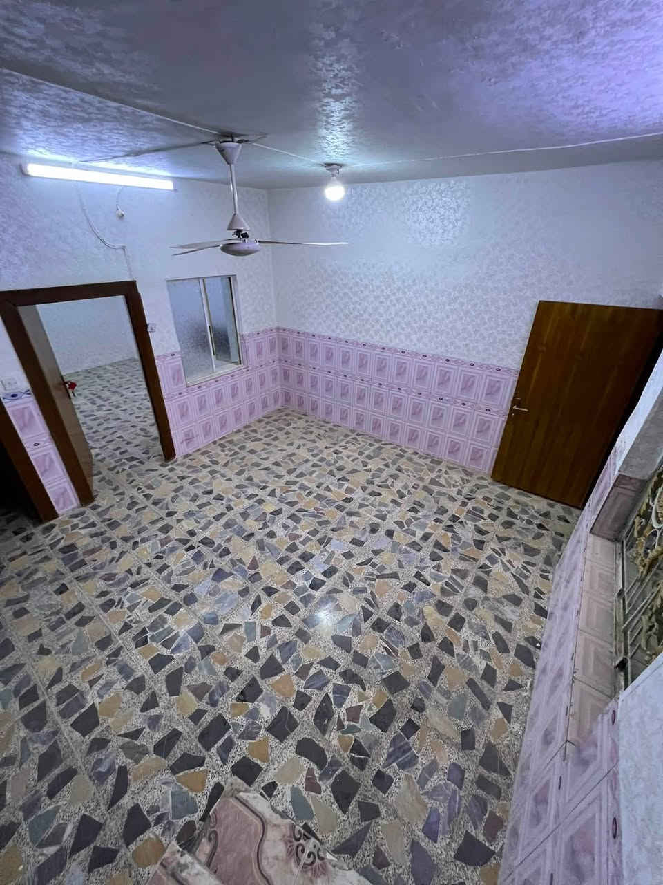 مشتمل للبيع قديم في منطقة الطالبية 
الشارع المقابيل بلدية الشعب على شارع 20 متر نافذ !

مساحة 84م الواجهة 3 ونص تصبح 7،6م 

نزال 20م يحتوي على 3 غرف نوم استقبال ومطبخ وصحيات 

( سعر مناسب جداً 💸)

❗️نستقبل عروضكم كافة وتسويقها مجاناََ❗️

للاستفسار مراجعه مكتب ارض الرافدين للعقار  

الكائن في الطالبية السايدين المؤدية إلى الادارة واقتصاد  قرب بلدية الشعب مقابل مطعم سراج   

او الاتصال على الارقام التالية : 

*********** ابو محمد 
*********** محمد خالد

