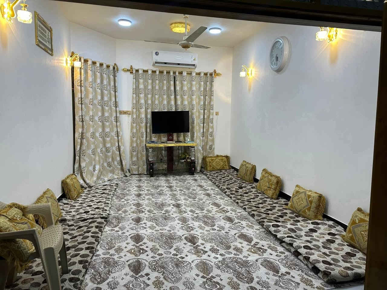 دار للبيع 150متر
صب كونكريت 
طابق واحد يحتوي على غرفتين.صاله ومطبخ. استقبال 
وحمام داخلي .خارجي 
العنوان:شارع المطار الجديد قرب شارع السبيس 
قرب سادين المطار الرئيسيات
  سعر 80وبيه مجال طابو زراعي سند 25مشمول بتطويب 
الاستفسار الاتصال على الرقم: ***********.... ***********
