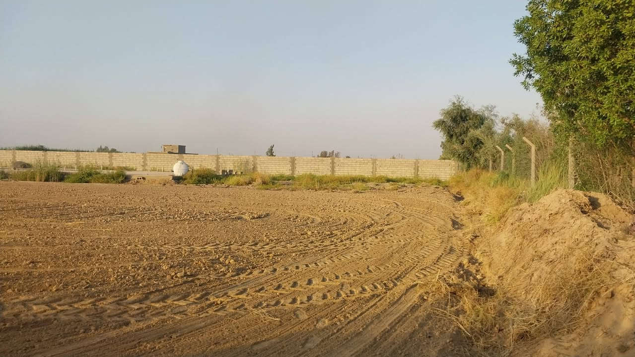 السلام عليكم دونم اونص عبور الجسر الفرنسي قرب النهر الصب مقابل الحلاقين على الشارع العام ١٥٠ متر ***********
