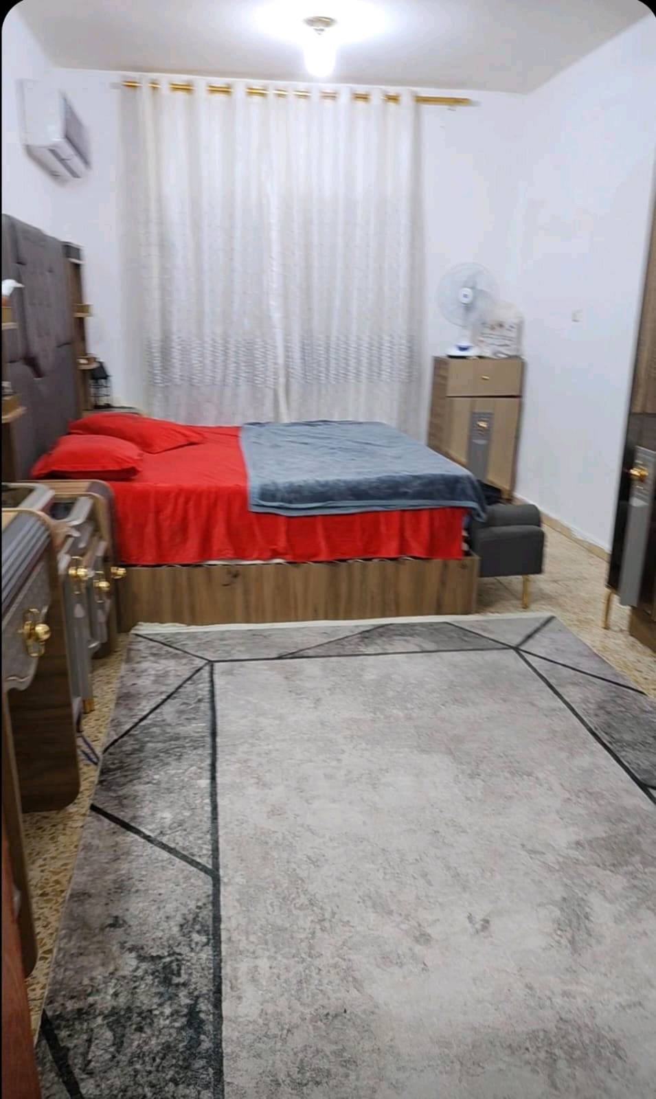 شقة للبيع
عمارات المعهد 
طابق ثاني
المساحة ١٢٠م
رقم العمارة ٣٢
جاهزة ونظيفة
حاليا مؤجرة
مطلوبة 12 مليون 
السعر ٢٠ مليون صافي 
والمشتري يتحمل
باقي المبلغ
ماء وكهرباء على المشتري
الشقة بيها شكد غرفة نوم وصالة ومطبخ وحمام، وهل أكو بلكونة مثل الظاهر بالصور؟: 
غرفتين نوم 
صالة 
بلكونة
مطبخ بارد وحار
استقبال كبير 
حمام وتواليت
مخزن 


نوع التملك شنو بالضبط: طابو/سند/عقد، وهل المعاملة جاهزة أو بيها أي إجراءات بعد؟: 
عقد
موقع عمارات المعهد بأي منطقة بالضبط، وقريبة من شنو معالم أو خدمات حتى يعرفها المشتري؟: 
العمارة ميسان
الإيجار الحالي شكد بالشهر، وهل الشقة تنباع مع المستأجر لو فاضية بعد التسليم؟: 
فاضية بعد التسليم 
