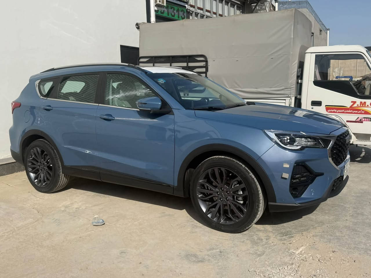 جيتور X70 1.5L Luxury

الموديل: 2026 (خليجي)

العداد: 7000

بعدها بحالة الوكالة

رقم بغداد بأسمي 

للتواصل وات ساب ماسنجر

***********

المحرك: 4 أسطوانات L1.5تيربو 156 حصان حقن متعدد النقاط

عزم الدوران (نيوتن-م): 230

ناقل الحركة: اوتوماتيكي دبل كلاتش من 6 سرعات

استهلاك الوقود: 7.8 لتر لكل 100 كم

الضمان الأساسي:  بعدها ضمن الضمان 
10 سنوات 
لون مميز 🚙 ازرق بحري 

المواصفات 

* إطارات قياس 20 إنچ

* فتحة سقف بانوراما 

*  الصندوق الكهربائي 

* مثبت سرعة 

* كاميرات 360 للرؤية المحيطية

*حساسات امامية وخلفية

 * شاشة عرض ترفيهية قياس 12.3 انج 

*شاشة عرض معلومات القيادة قياس 10.2 انج

*نظام صوتي من 8سماعات عالية الجودة

* نظام أبل كاربلاي وأندرويد أوتو لاسلكي

* شاحن هاتف لاسلكي سريع

*مقصورة الركاب من الجلد الفاخر 

*مقعد السائق كهربائي

*عدد صفوف المقاعد 3 (7 ركاب) 

*مصابيح أمامية و خلفية أوتوماتيكية ليد LED مع مصابيح نهارية

* المرايا الخارجية كهربائية و مدفئة مع خاصية التعتيم التلقائي

*ماسحات الزجاج الأمامي مع حساس للمطر

* دخول ذكي (بصمة) 

* خاصية إغلاق النوافذ وفتحة السقف عن بعد

*فلتر تنقية الهواء (N95)

*مسند الذراع الوسطي مع ثلاجة

 *انماط قيادة متعددة 

* وسائد هوائية امامية وجانبية

*نظام الفرامل اليديوية الأوتوماتيكي (Autohold)

*نظام التحكم بنزول المنحدرات

* نظام المساعدة لصعود المرتفعات

*نظام مراقية ضغط الاطارات

*نظام المكابح المانعة للانغلاق ABS

*نظام التحكم بالثبات ESC

السعر 25.100.00 مليون وبيهه مجال
