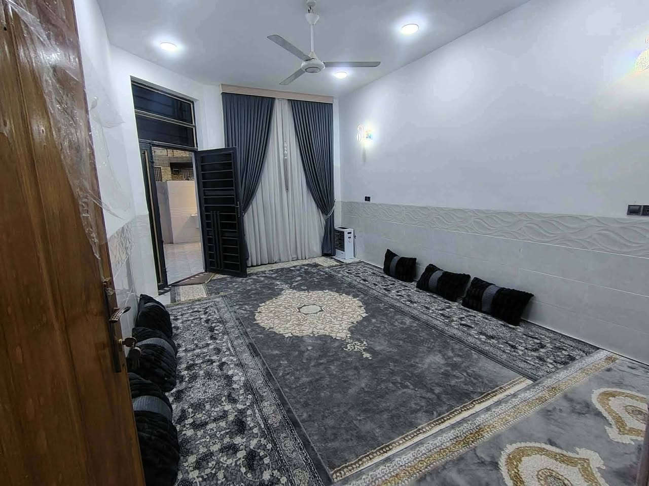 السلام عليكم دار سكن للبيع حديث البناء درجة اولئ في الكوت منطقة حي الحكيم نزلة  الوائلية او نزلة علي الامير بالقرب من شارع الصب مساحتة 180م البناء طابوق درجة اولى والسقف صب مسلح والارضية والجدران سيراميك ويتكون البيت من غرفتين نوم وصالة واستقبال ومطبخ وصحيات داخلية وخارجية ومتوفرة كافة الخدمات ومرقم من قبل البلدية السعر 68 وبي مجال الاستفسار الاتصال على هذا الرقم ***********
