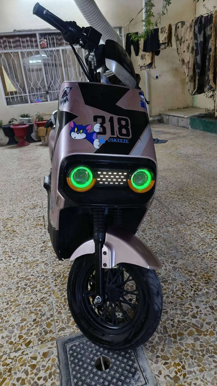 للبيع 318 موديل 2025 بطاريات 6 دبل انضاف  ملف 2000 سرعه 99 حقيقي 75 اربع نمر مطور مرتب وا كلو شغال مابيه اي عطل  الصوره ضالمته لن دنيه ليل 😅 مطور على وضع الشركه تعال افحص واخذ السعر 550وابيه مجال شي قليل مكاني موصل حي عدن رقم الهاتف *********** بيه واتساب

