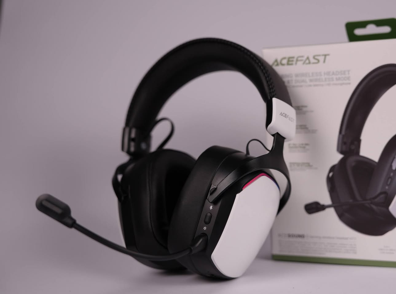 سماعة الألعاب اللاسلكية Acefast H11

أهم مواصفات هذه السماعة:خيارات الاتصال (اتصال ثلاثي)تتميز السماعة بمرونة عالية في التوصيل وتعمل مع أغلب الأجهزة:لاسلكي 2.4G: باستخدام "دنغل" USB يضمن زمن تأخير منخفض جداً (0.02 ثانية)، مما يجعلها مثالية للألعاب التنافسية.بلوتوث 5.4: للاتصال بالهواتف الذكية والأجهزة اللوحية.اتصال سلكي: عبر منفذ AUX 3.5mm للاستخدام التقليدي.الأداء الصوتي والميكروفونالمحركات (Drivers): مزودة بمحركات ديناميكية كبيرة بحجم 50 مم مطلية بالتيتانيوم، توفر صوتاً محيطياً بتفاصيل دقيقة وباس (Bass) قوي.الميكروفون: ميكروفون عالي الدقة (HD) قابل للفصل، مع تقنية عزل الضجيج لضمان وضوح الصوت أثناء المحادثات.البطارية والشحنعمر البطارية: يصل إلى 70 ساعة من الاستخدام المستمر (عند إغلاق الإضاءة).الشحن السريع: تدعم الشحن عبر منفذ USB-C؛ حيث يمنحك شحن لمدة 10 دقائق فقط حوالي 3 ساعات من الاستخدام.سعة البطارية: 1000 مللي أمبير.التصميم والإضافاتإضاءة RGB: إضاءة ديناميكية ملونة تعطي مظهراً عصرياً للألعاب.الراحة: وسائد أذن مصنوعة من بروتين الجلد المريح (Memory-protein leather) مع هيكل قابل للتعديل لتناسب الاستخدام الطويل.الوزن: خفيفة الوزن نسبياً، تزن حوالي 320 جرام.تتوافق السماعة مع منصات الألعاب المختلفة بما في ذلك الكمبيوتر (PC)، أجهزة الكونسول (PS5/PS4, Xbox)، والهواتف الذكية.
