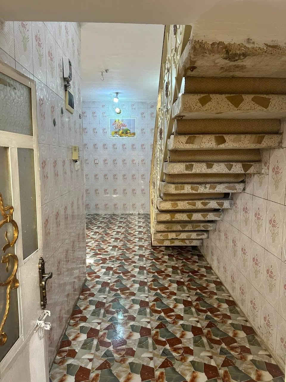 منزل للبيع في حي ميسان قطاع 23
البيت طابقين الطابق الأرضي صاله ومطبخ وستقبال وصحيات داخليه وصحيات خارجيه الطابق الثاني صالة وغرفه كبيرة
مقابل مشتل ميسان مجاور مدرسةالتراث الاهلية خلف جملة ابو أمير  يبعد ع شارع الكيات 50متر
مساحة المنزل 50متر  طابقين واجة المنزل 5ونزال 10
سعر البيت. 82مليون غير متواجد ع فيس ***********وتساب او تصال
