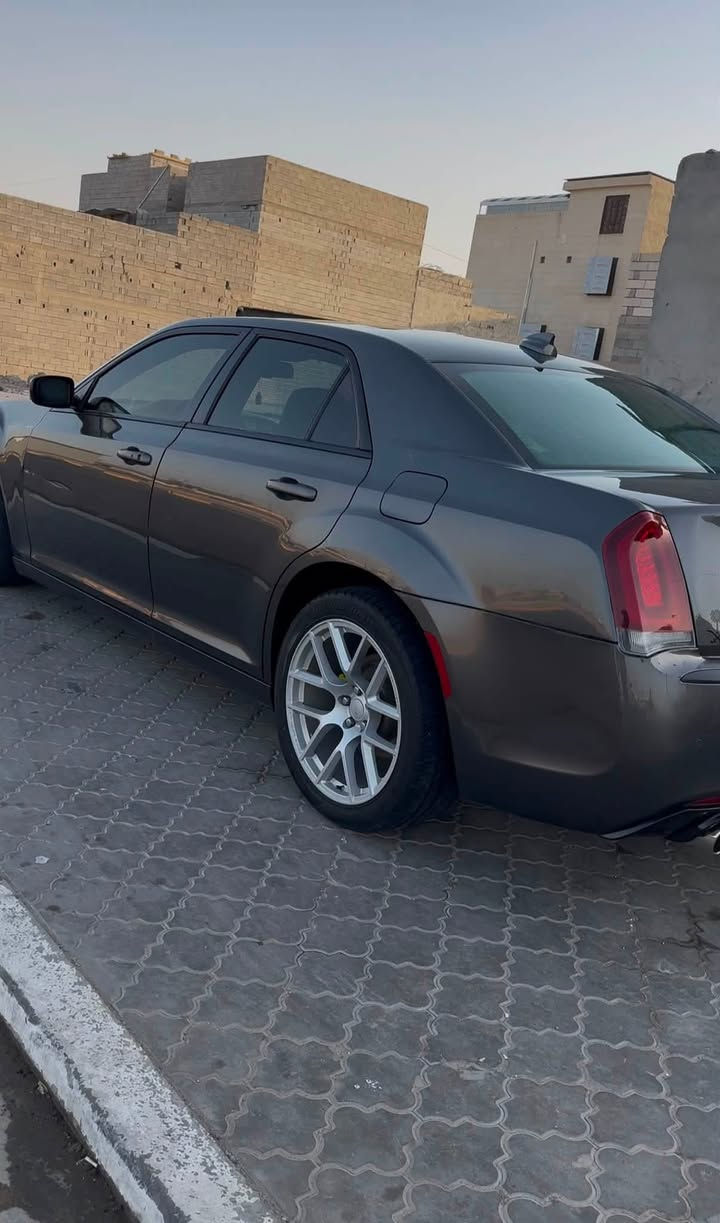 السلام عليكم كلايسلر s300 3600 موديل 2015 معلايه 20 وبيها معامله رقم بصره انكليزي حادثها جاملغ وبنيد لجاملغ نفسه  لسياره جاهزه كير ومكينه واكسل تبريد بيع او مراوس بهيمي 5700 جارجر اوباما جيب عادي مكاني بصره ***********
