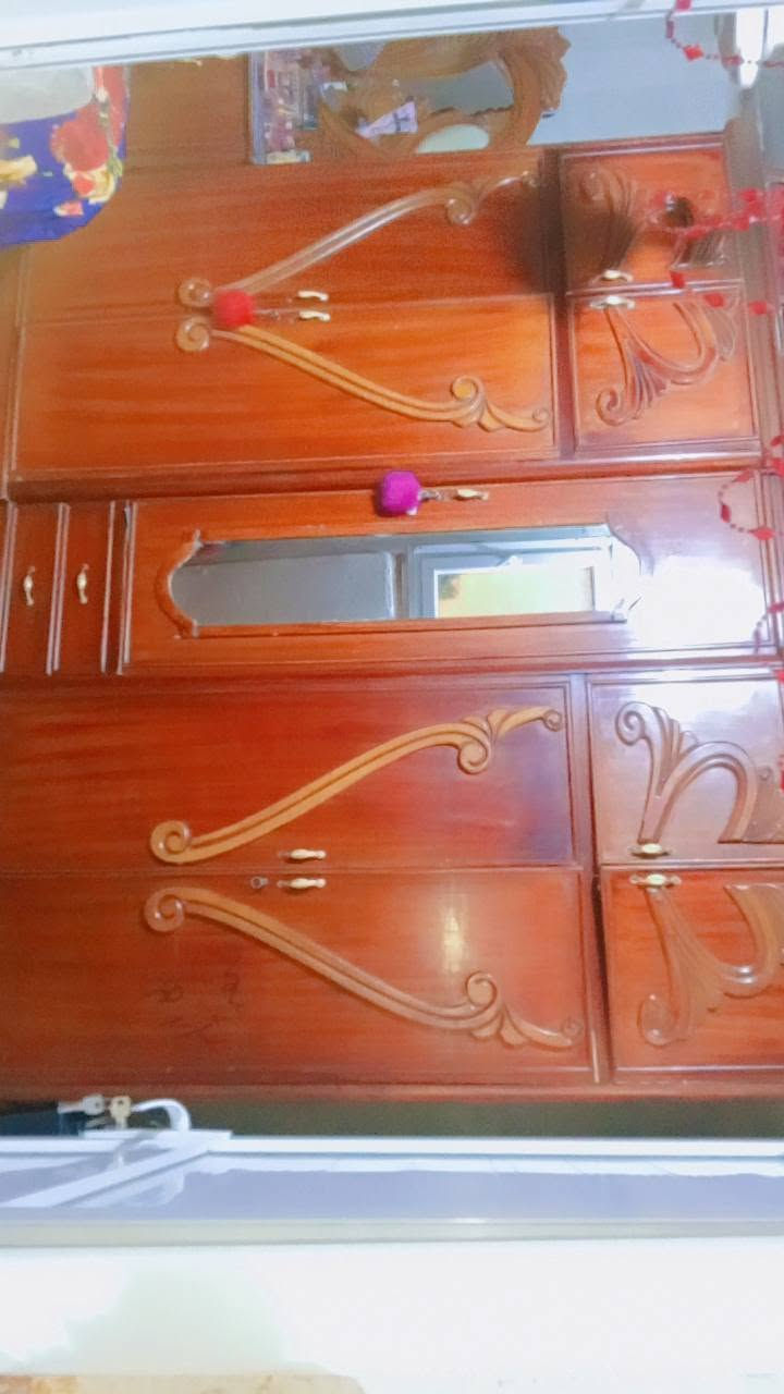غرفه نوم أخشاب كلش نضيفه مع جيمع الملحقات والدوشك سعر 550وبيها مجال بصيط امانتا نضيفه وحلوه ***********
