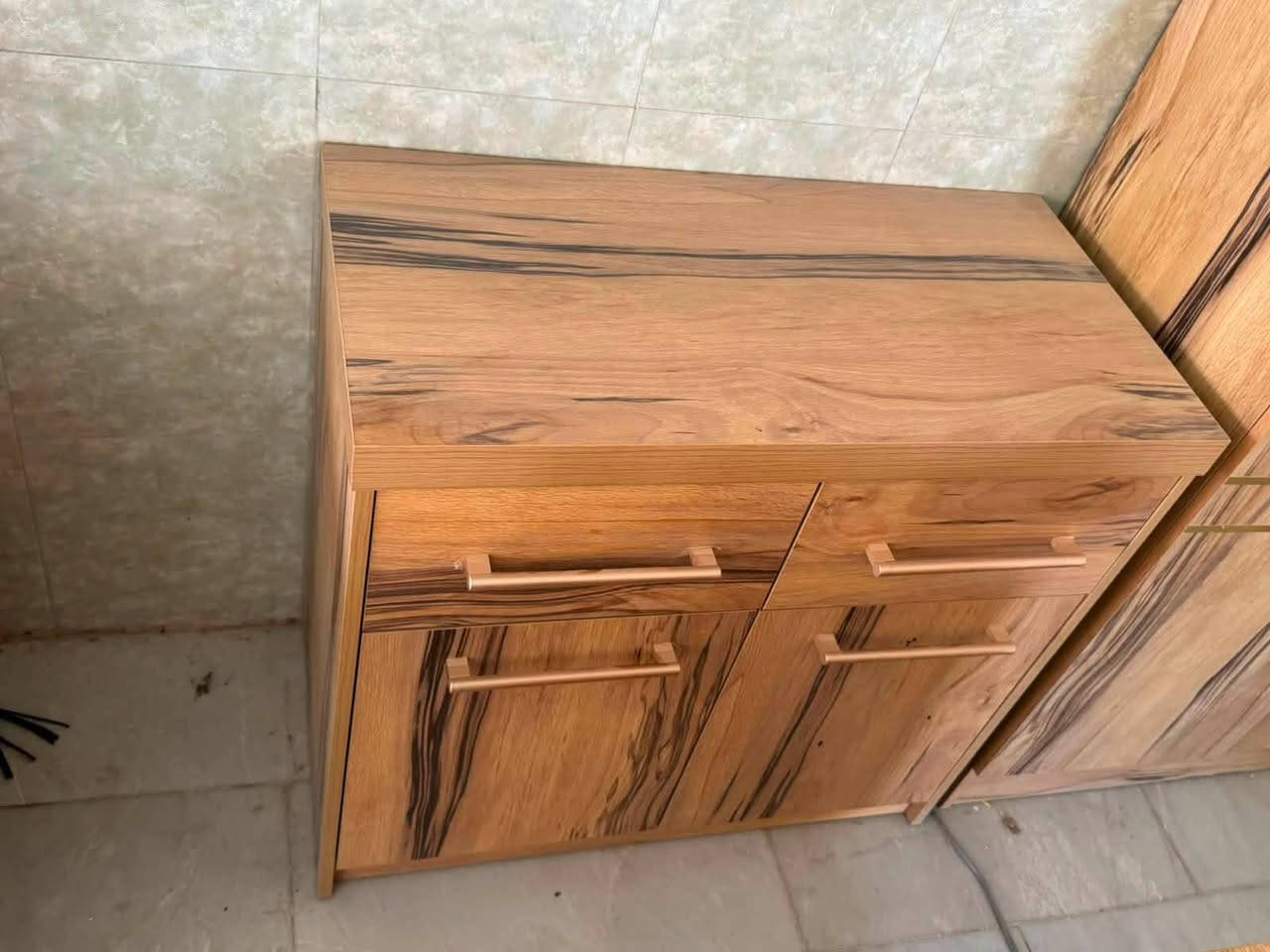 تخم 650 بيه مجال
مبرده 210 وبيها مجال
الكرسي المتصل  ابو 3 مثاعد ع 100 الوحده 
المراوح ع 35 الوحده  وبيها مجال 
طفايه حريق 50
حاويات فندقيه ع 35 الوحده 
صبوره الحجم الجبير ع 40 الوحده 
الرحلات الجبيره ع 35
والصغيره ع 30
الميز المكتبي + الملحق الللوكر الصغير 350
اللوكر  العمودي 200 وبيه مجال

رقم الهاتف /***********
