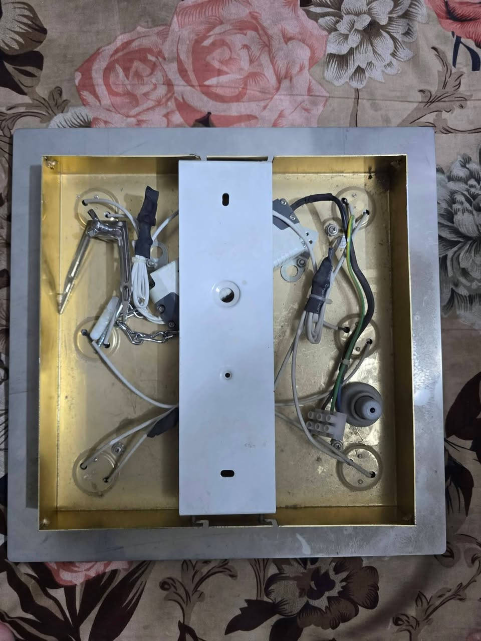 السلام عليكم اناره ٧ قطع ٦ سقفيه وحده جداريه اناره وديكور لون اوف وايت مربعه ترهة للسكف احنه جنه شاديهن ويرهمن سقف نانوي مكاني الشرطه الخامسه سعر مناسب جدا كلهن ب٥٥ الف مكاني الشرطه الخامسه استعمال قليل وبدون اي ضرر وكلهن شغالات الشراي يتصل ***********
