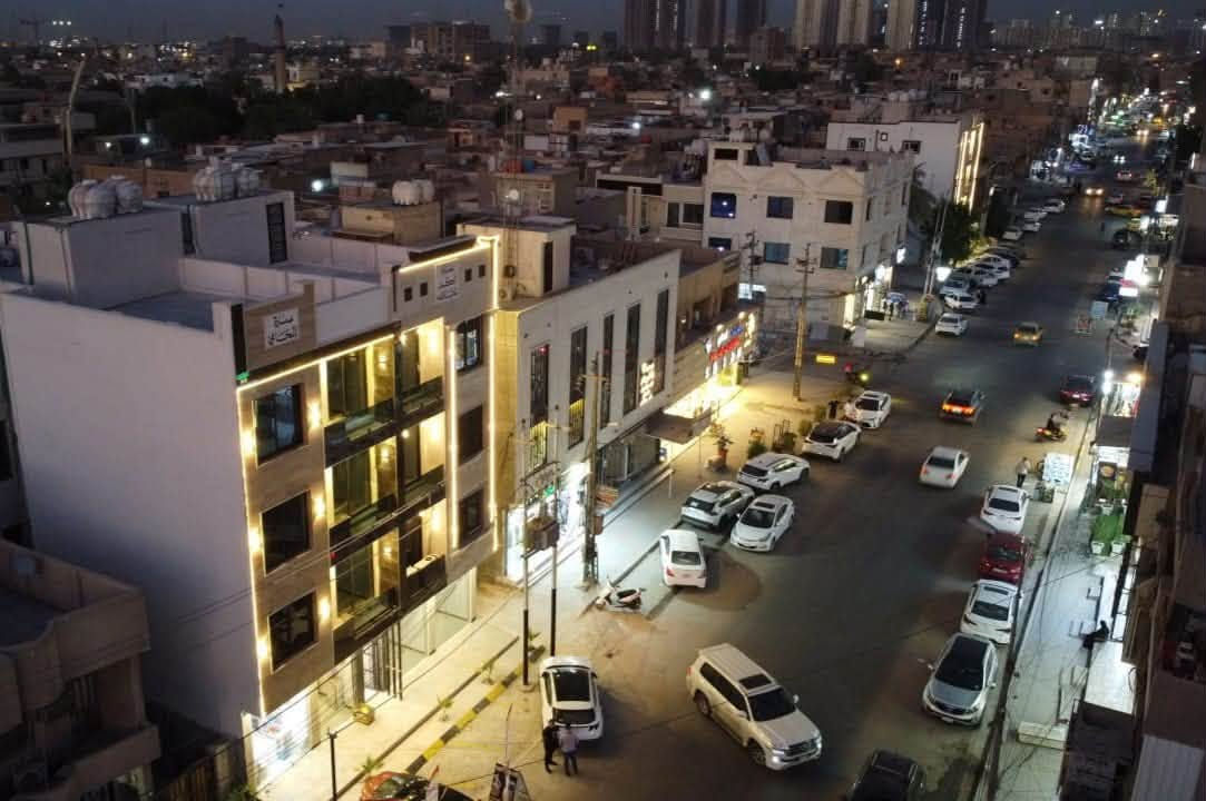 عمارة تجارية ركن للبيع
( عمارة اكد )
تقع في بغداد - شارع مستشفى الطفل المركزي
المساحة 107 متر 
تحتوي على 7 شقق ومحلات تجارية عدد 2
واردها الشهري 5 مليون وربع ( 5,250,000) دينار عراقي 
للاستفسار الاتصال
***********
***********
***********

