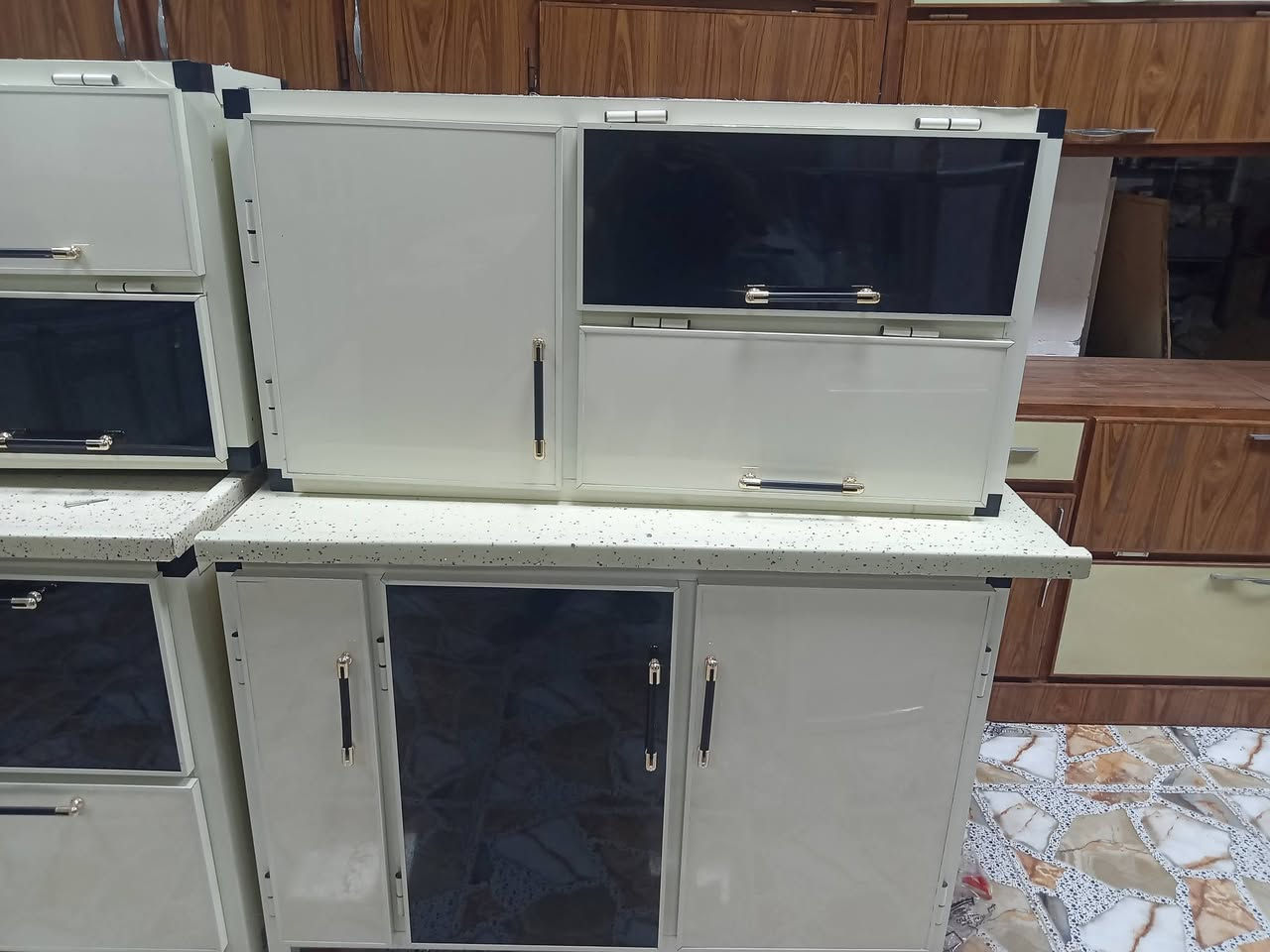 سلام عليكم كاونتر 5قطع طوله 2متر و70 وسنك 1متر ونص كله كرانيت تفصال اخو الجديد بعده بنايلون بيع او مراوس عنوان بلد جمعية ليمام ***********
