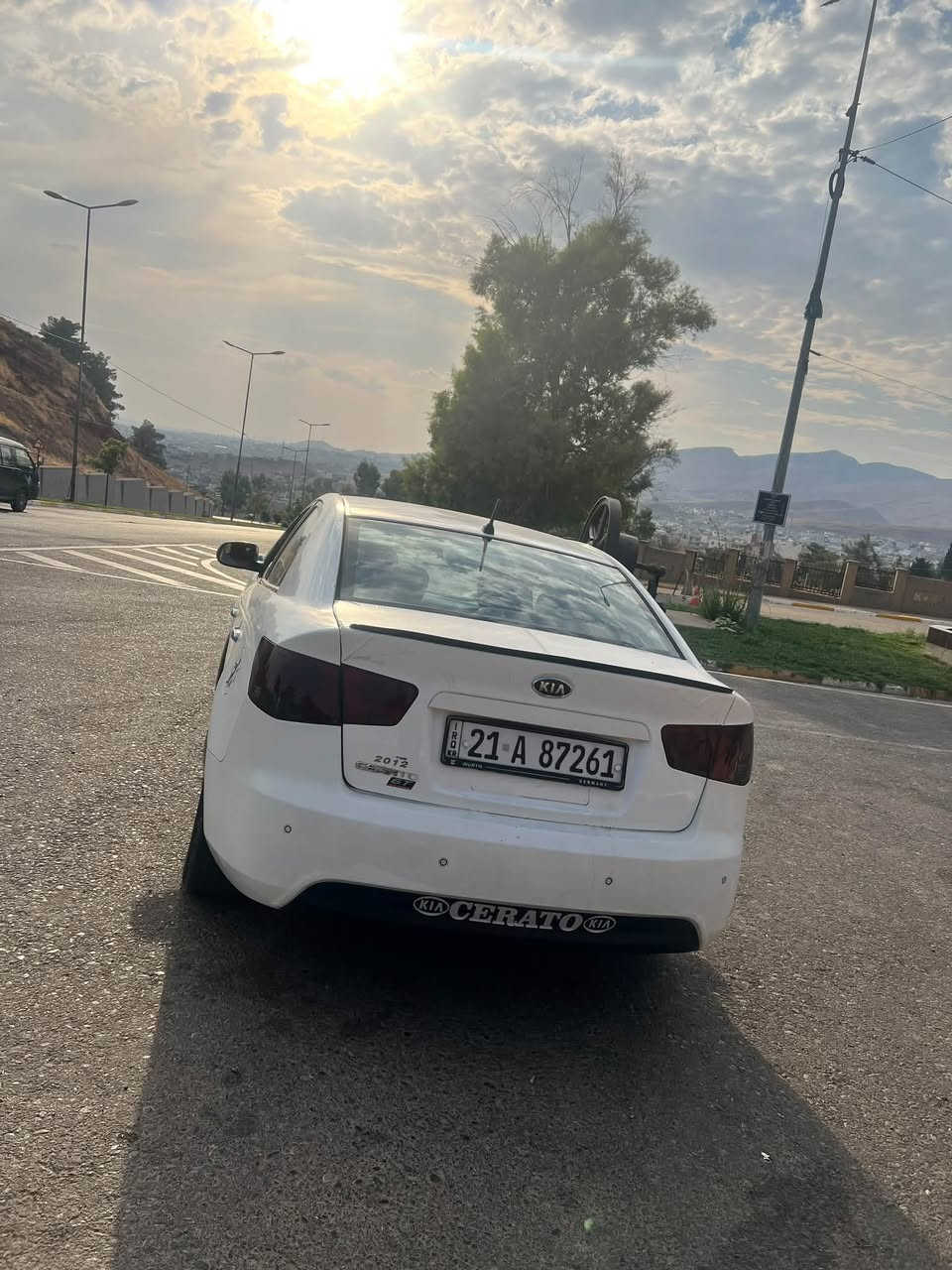 سیراتو مۆدیل ٢٠١١
یەک دەرگای بۆیاغە بەبێ داخیل دەرگای سەکنیش کەمێک کارتی هەیە وێنەکەیم داناوە ، رقەم سلێمانیە سەنەوی نوێیە تا ٢٠٣١ بەناوی خۆکە مەکینەی نەکرایتەوە گێڕ و مەکینە بەشەرت وەکالە و بەناو کردن بەشەرت سعری ٨٩ مەجالێکی کەم.***********
