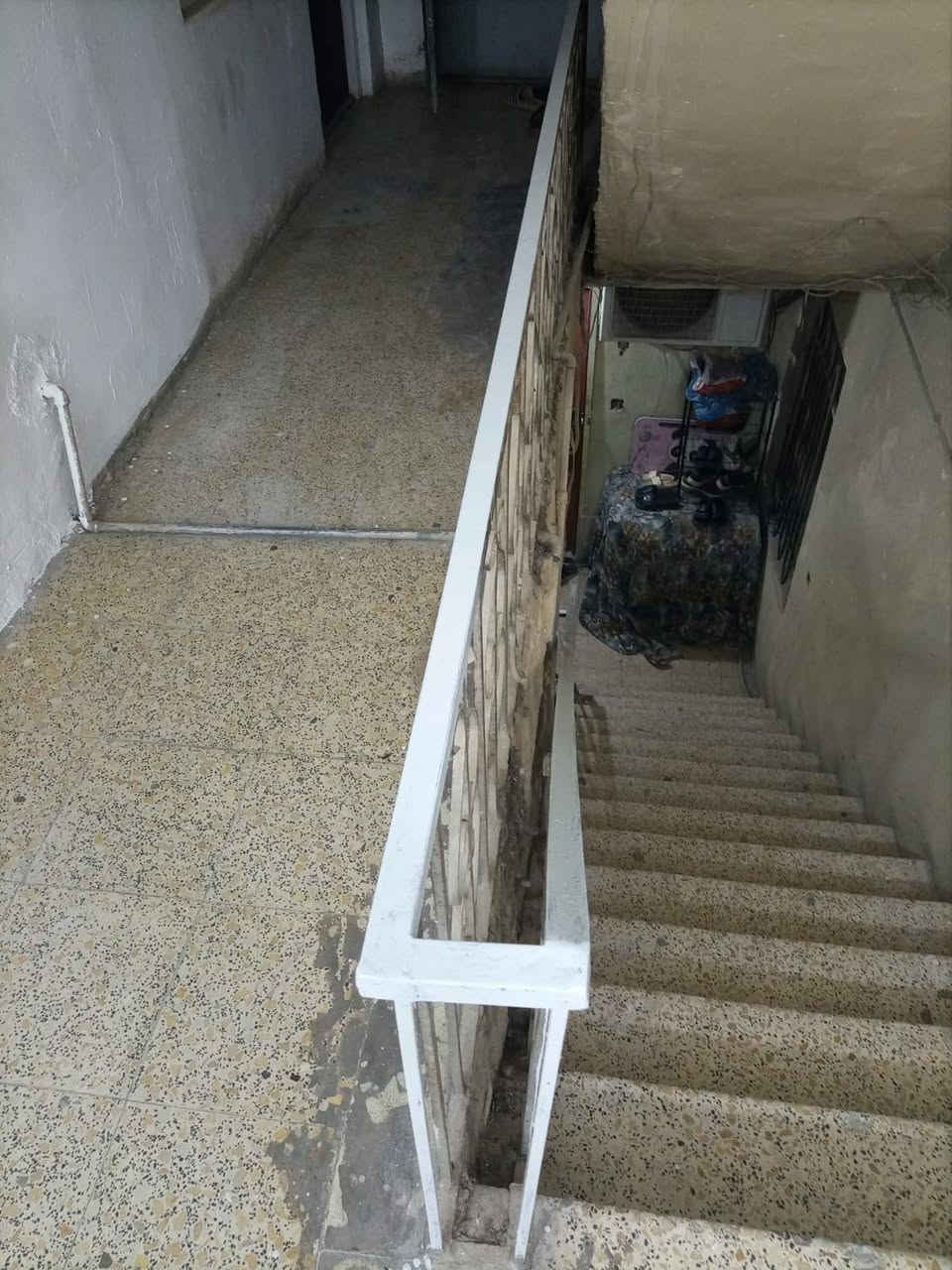 سكن لعاءلة صغيرة 
للايجار من يد صاحب البناية شقة غرفتين و هول و خدمات و بالكونة بالطابق الثاني في البياع شارع عشرين سوق الاولى مجاور بناية صيرفة الطيف المشاهدة بين الرابعة و الخامسة عصرا بعد الاتصال ***********
