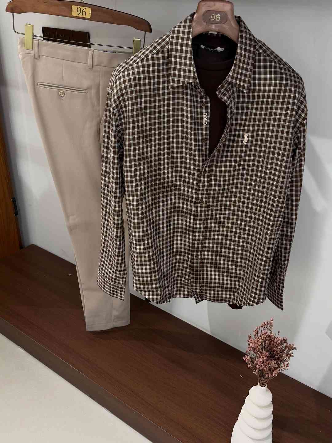 علق *تم * يوصلك السعر دايركت 📥 
.
جديد وحصري من ازياء 96 Fashoin 🌋
-
القياست :S- M - L - XL - XXL-

للحجز والاستفسار مراسلتة الصفحة او الاتصال🚚

‏‭***********‬

نص مكتوب في الصور:
- القميص متوفر 6 الوان