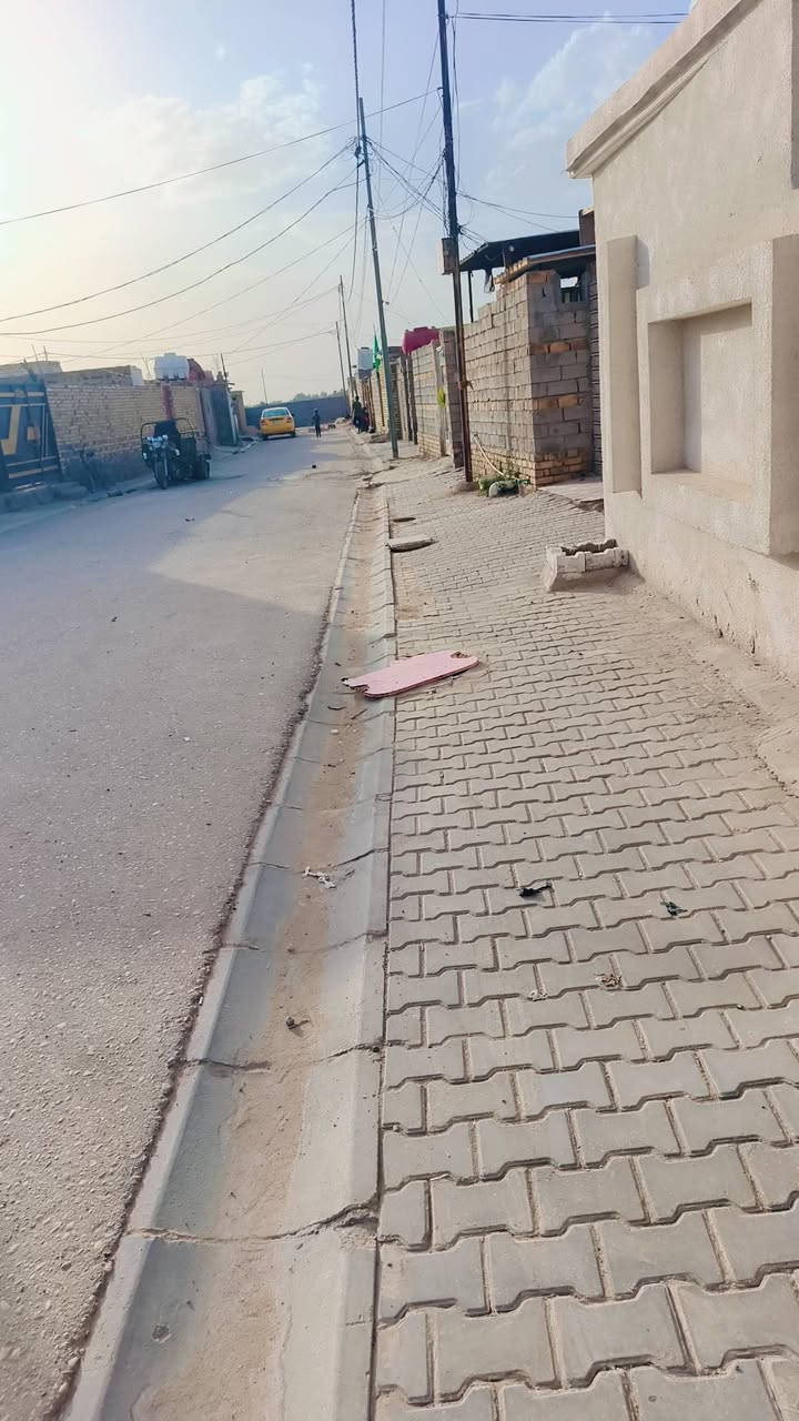 400 مساحه     العنوان طريق السنية حي العامل جهت الزوار نزلت المدارس والمستوصف
البناء 200
غرفتين 6 ✖️ 4
وصحيات داخليه 
وصحيات خارجي 
وصاله داخليه 5 ✖️ 4
ومطبخ بارد 5//في 3
مطبخ حار خارجي 5في 4
كراج كبير + مسقف 
ستاره وواجهيه طابق ثاني كامله فرمستون 

يبعد عن الشارع العام 600 متر شوارع مبلطة كل المنطقة 
ماء  خطين وكهرباء ومولد
البناء 
الاساس مسلح صب 
مخبوط طابوك وبلوك  
السقف عكاده 

وجه القطعه 10 متر والنزال 40
مشمول بلتطويب 

السعر60 وبي مجال
الاستفسار 
خاص 
او اتصال ‏‪***********
