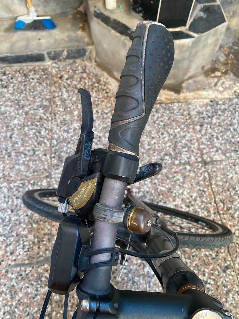 بايسكلc700  Koodabloom ياباني
فول المنيوم وزنه من 8 /10 كيلو 

سرع 8*3 خلفي التوس شيمانو و الامامي تورني 

بريكات شيمانو شغالة 100‎%‎ 

بيه ملاحظات (طخات ) مال تحميل امانه الله 

مابيه اي نقص 

بيه سرج الي بالصورة و السرج ماله 

سعر :235    (مراوس ويه جبلي نظيف مو صيني اريده ياباني ايطالي )

ابو ال 150 لا طبلي 

رقم *********** او ماسنجر
