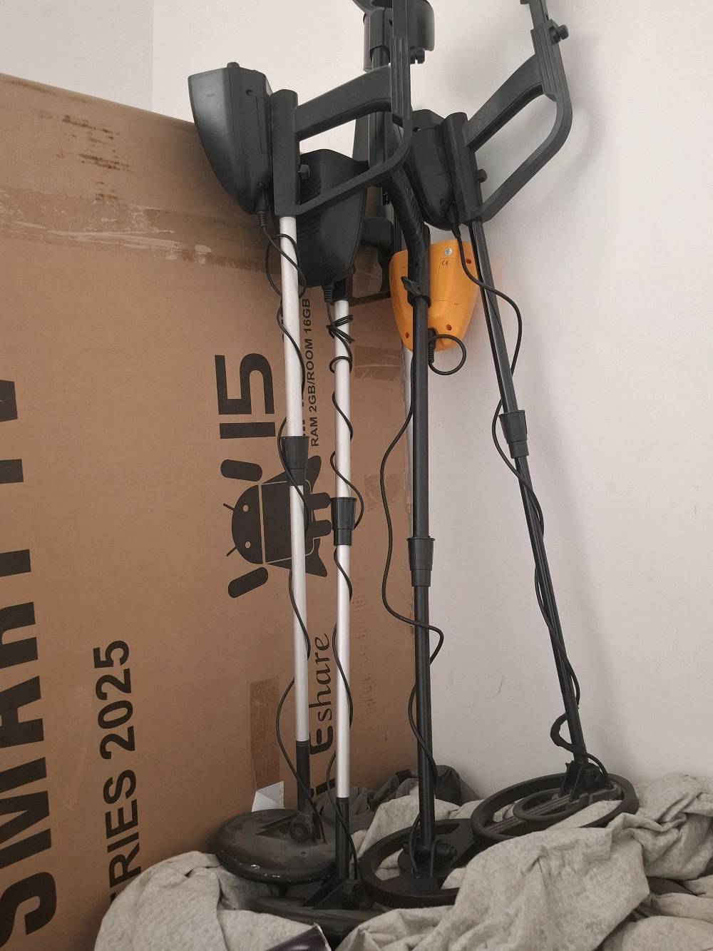 أخوان أربع أجهزة كاشف معادن جدد  طلعنلي بالأمزون الي يريدهن أربعتهن ب ١٥٠ ألف دينار شلع أو مراوس بشنو عندك ونتفق للإتصال على رقم الوتساب *********** أخوان لحد يسألني عنهن لأن كلشي ما أعرف بيهن غير كلهن قطع جديدات غير مستعملة