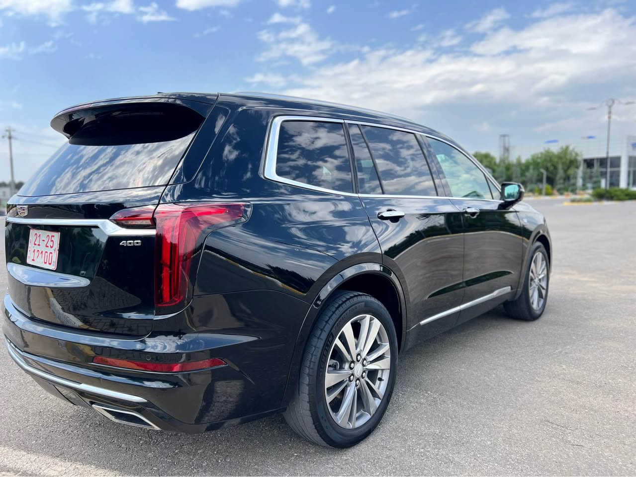‎🚘 للبيع – Cadillac XT6 موديل 2023 – اللون الأسود الفاخر

‎💰 ( فحص مؤقت ) بدون رقم 

⸻
‎⚙️ المواصفات الفنية:
‎ • المحرك: 3.6 لتر V6 بقوة 310 حصان
‎ • ناقل الحركة: أوتوماتيك 9 سرعات سلس وسريع الاستجابة
‎ • نظام الدفع: دفع رباعي (AWD) – ثبات ممتاز على الطرق
‎ • الوقود: بنزين
‎ • عدد الكيلومترات: [أدخل الرقم هنا]
‎ • التسارع: من 0 إلى 100 كم/س في 6.9 ثانية
‎ • استهلاك الوقود: حوالي 9.4 لتر لكل 100 كم (قيادة مختلطة)
ماشی ٨٧ الف مایل

⸻
‎🎯 المزايا الداخلية:
‎ • مقاعد جلد طبيعية فاخرة – 3 صفوف تتسع لـ 7 ركاب
‎ • مقاعد أمامية كهربائية مع خاصية التدفئة والتبريد
‎ • مقاعد الصف الثاني قابلة للطي والإنزلاق بسهولة
‎ • نظام صوت Bose فاخر بـ 14 سماعة لتجربة صوتية راقية
‎ • شاشة لمس وسطية 8 إنش + دعم Apple CarPlay و Android Auto
‎ • تحكم بالمناخ ثلاثي المناطق لكل صف تحكم مستقل
‎ • سقف بانوراما واسع يمنح إحساس بالرحابة
‎ • شحن لاسلكي للهاتف + منافذ USB أمامية وخلفية
‎ • إضاءة داخلية محيطية متعددة الألوان
⸻

‎🛡 أنظمة الأمان المتقدمة:
‎ • 7 وسائد هوائية موزعة داخل السيارة
‎ • نظام الفرملة التلقائية في حالات الطوارئ
‎ • تحذير مغادرة المسار + المساعدة في البقاء ضمن المسار
‎ • كاميرا رؤية شاملة 360 درجة
‎ • مثبت سرعة متكيف بالرادار
‎ • نظام كشف المشاة والتنبيه قبل الاصطدام الأمامي
‎ • حساسات أمامية وخلفية لركن أسهل

⸻

‎🌟 المزايا الخارجية:
‎ • لون أسود لامع فاخر مع لمسات كروم
‎ • جنوط ألمنيوم 20 إنش تصميم رياضي أنيق
‎ • باب خلفي كهربائي بفتح آلي (Hands-Free)
‎ • مرايا جانبية كهربائية قابلة للطي مع تدفئة
‎ • زجاج خلفي مظلل للخصوصية
‎ • أضواء أمامية وخلفية LED بالكامل

⸻

‎📩 للتواصل والاستفسار:*********** أربيل, العراق
