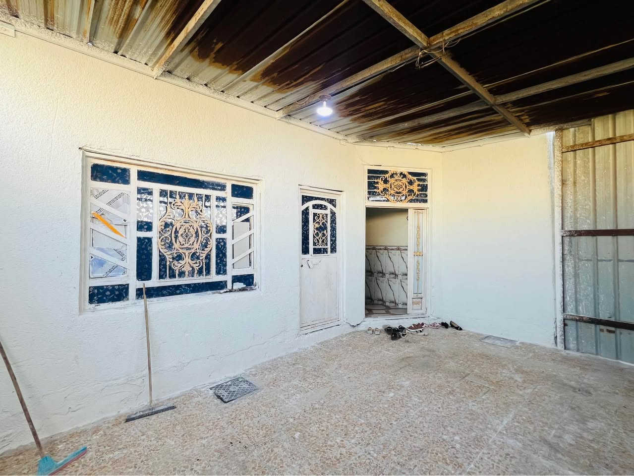 دار سكن للبيع

يحتوي على 2 غرف منام و2 فوك +مطبخ فوك وصحيات  + هول+ مجمع صحيات داخليه + ديوان خارجي + صحيات خارجيه + كراج سياره + ترك ومنور +مطبخ

مساحه البيت ٢٠٠ متر ركن  

نوع العقار طابو زاعي سند ٢٥ بسم عراقي وكاله ومكتبه ونسخه من طابو

علماً المنزل بالكامل سيراميك 

نوع السقف كونكريت 

المنطقه تحتوي على جميع الخدمات ماء وكهرباء ومستوصف صحي ومدارس ابتدائيه 

الجيران ذهب صافي 

العنوان البصره شط لعرب الجزيره ليوبه قرب المستوصف

السعر المطلوب100بي مجال ان شاء الله 

للاستفسار التواصل خاص او على الرقم التالي /

‏***********
مكتب عقارت المهندس شط العرب, البصرة
