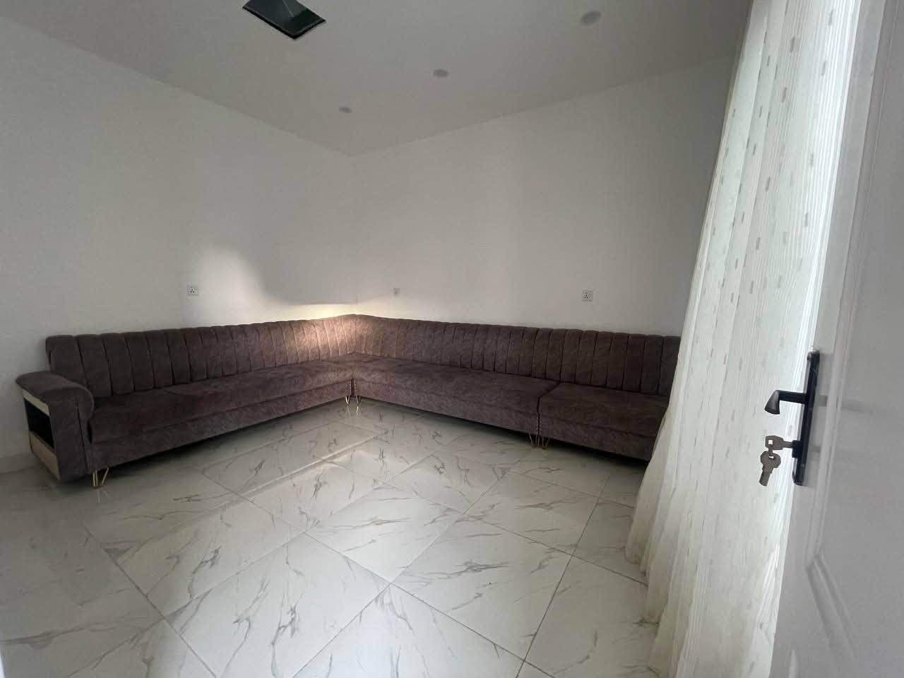 🏠 بيتين للبيع في شوراو 1

🔹 البيت الأول: مساحة 125 م²، ركن مربع.
🔹 البيت الثاني: مجاور للبيت الركن، بصف الركن.

💧 بئر ارتوازي — ماء متوفر 24 ساعة
⚡💧 كامل الخدمات: ماء، كهرباء وتبليط
🏡 البيتان طابق واحد.

📍 موقع مميز في شوراو 1، قرب جامع طريق الجنة، وقريب من المستوصف والمدرسة.

📞 لمعرفة السعر والتفاصيل ***********

🏠 دوو خانوو بۆ فرۆشتن لە شۆراو ١

🔹 خانووی یەکەم: ڕووبەر ١٢٥ مەتر، لە گۆشەی چوارگۆشە.
🔹 خانووی دووەم: دراوسێی خانووی گۆشەکەیە و لە تەنیشتی گۆشەکەیە.

💧 بیرێکی ئارتوازی — ئاوی ٢٤ کاتژمێر بەردەستە.
⚡💧 هەموو خزمەتگوزارییەکان بەردەستن: ئاو، کارەبا و ڕێگای پێکراو.
🏡 هەردوو خانووەکە یەک نهۆمن.

📍 شوێن: شۆراو ١، نزیک مزگەوتی ڕێگای بەهەشت، نزیک پەرستارگە و قوتابخانە.

📞 بۆ زانیاری زیاتر ***********
