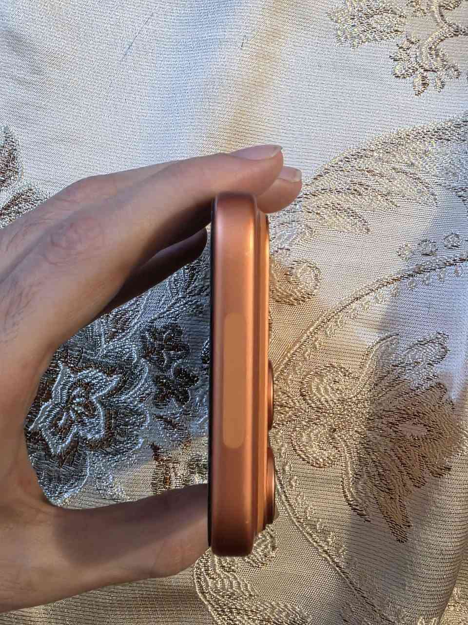 ايفون ١٧ برو ماكس 
ذاكره ٢٥٦ 
بطاريه ٩٨% 
ملحقاته كامل كارتون وكيبل شحن اصلي
السعر ١٦٥٠ 
الشاصي نضيف خالي من الخدوش يمكن اكو نقطه جده صغيره بيضه بيه 
عنواني كربلاء | الحر
للتواصل على ماسنجر او واتس اب 
***********
