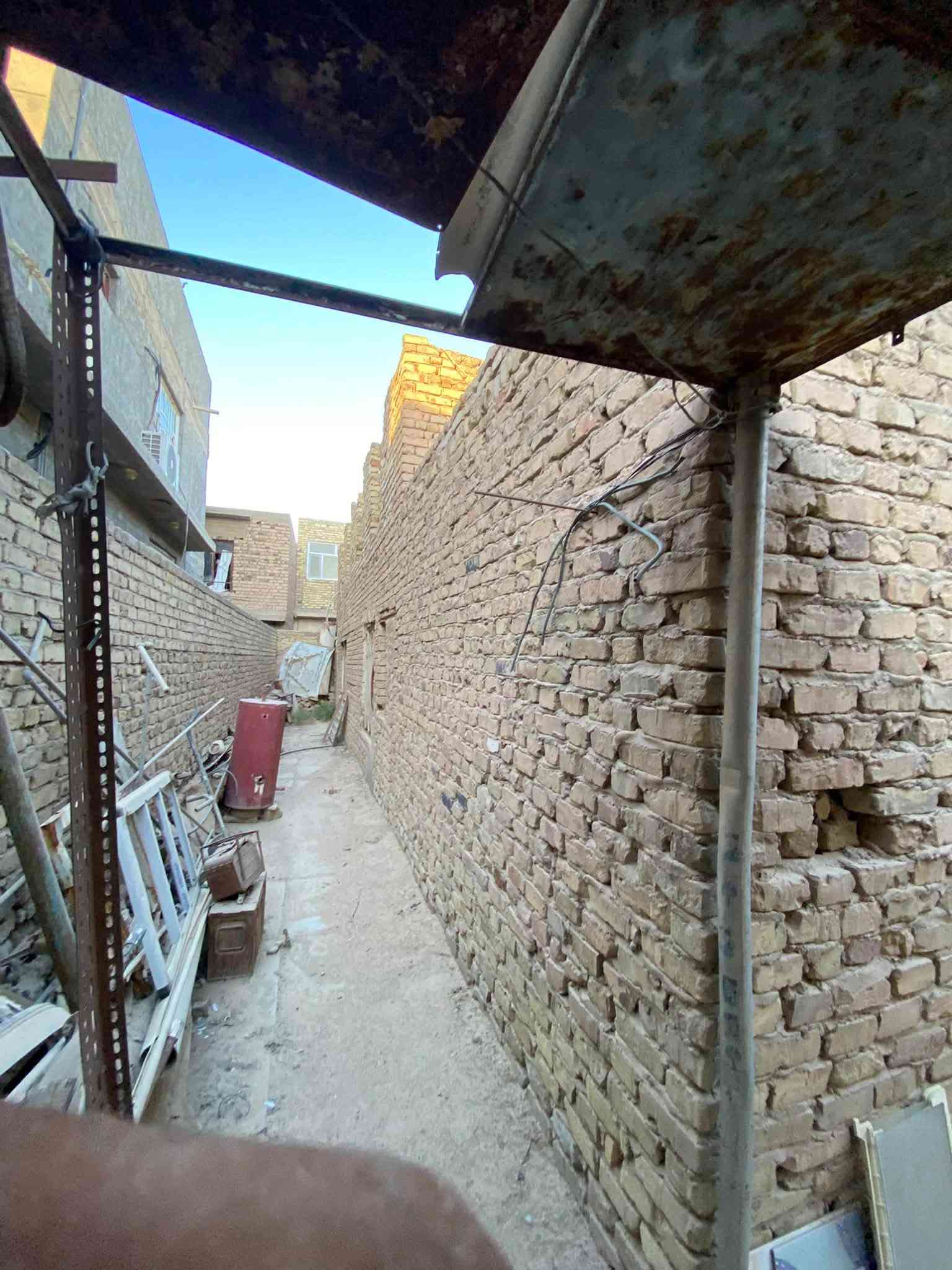سلام عليكم بيت البيع بحي الوائلي شارع النسيج بيت 🏠 مساحته 480متر
واجهيت البيت 16 متر 
نزال البيت 30 
يحتوي البيت 
1غرفه 6x3/5
2غزفه5x3/5
3غرفه4x3/5
4غرفه4x3/5
المطبخ 4x3/5
البراني 6x5
صاله عائليه 6x5
الكراج البيت 🏠 13مت
سعر البيت $500 وبي مجال بصيط 
لاستفسار عله الرقم *********** وبي وتساب
