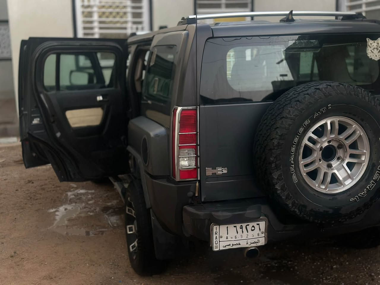 همر H3 2008 (البصرة - الزبير) جميع التفاصيل سوف اذكرها في المنشور ارجو من الجميع قراءة التفاصيل قبل الاتصال لتواصل معي على الرقم (***********) يوجد واتساب على هذا الرقم جاهز لرد باي وقت واهلا وسهلا بالجميع 
  📍التفاصيل 
1. سنة الصنع 2008
2. مواصفات اقليمية مواصفات امريكية 
3. نوع ناقل الحركة اوتوماتيك
4. نوم الوقود بانزين 
5. اللون اسمنتي
6. مواصفات داخلية (مكيف - زجاج كهربائي - مقاعد جلد - تحكم مقاعد كهربائي - كاميرا خلفية دوارة مع الاستيرن - بلوتوث - شاشة وسائط - شاشة لمس - مدخل AUX/USB - مشغل اسطوانات - اكياس هوائية)
7. مواصفات خارجية ( انوار نهارية - مصابيح خارجية )
8. الحالة مستعملة 
9. الصبغ الاصلي 
10. ضربة في الباب بصفحة السائق
11. السيارة تم تحويرها الى كير ومكينه الفينيه 8 سلندر.(5300)
سعرها 75 ورقه وبيه مجال للشراي 
لتواصل على الرقم التالي  (***********) او المراسلة على الواتساب.
